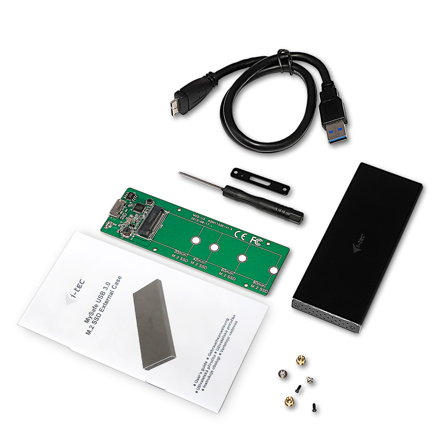 Auf weißem Grund liegt ein i-tec M.2 SSD-Kit: schwarzes Gehäuse, USB-Kabel, Platine, Schrauben und eine Anleitung.