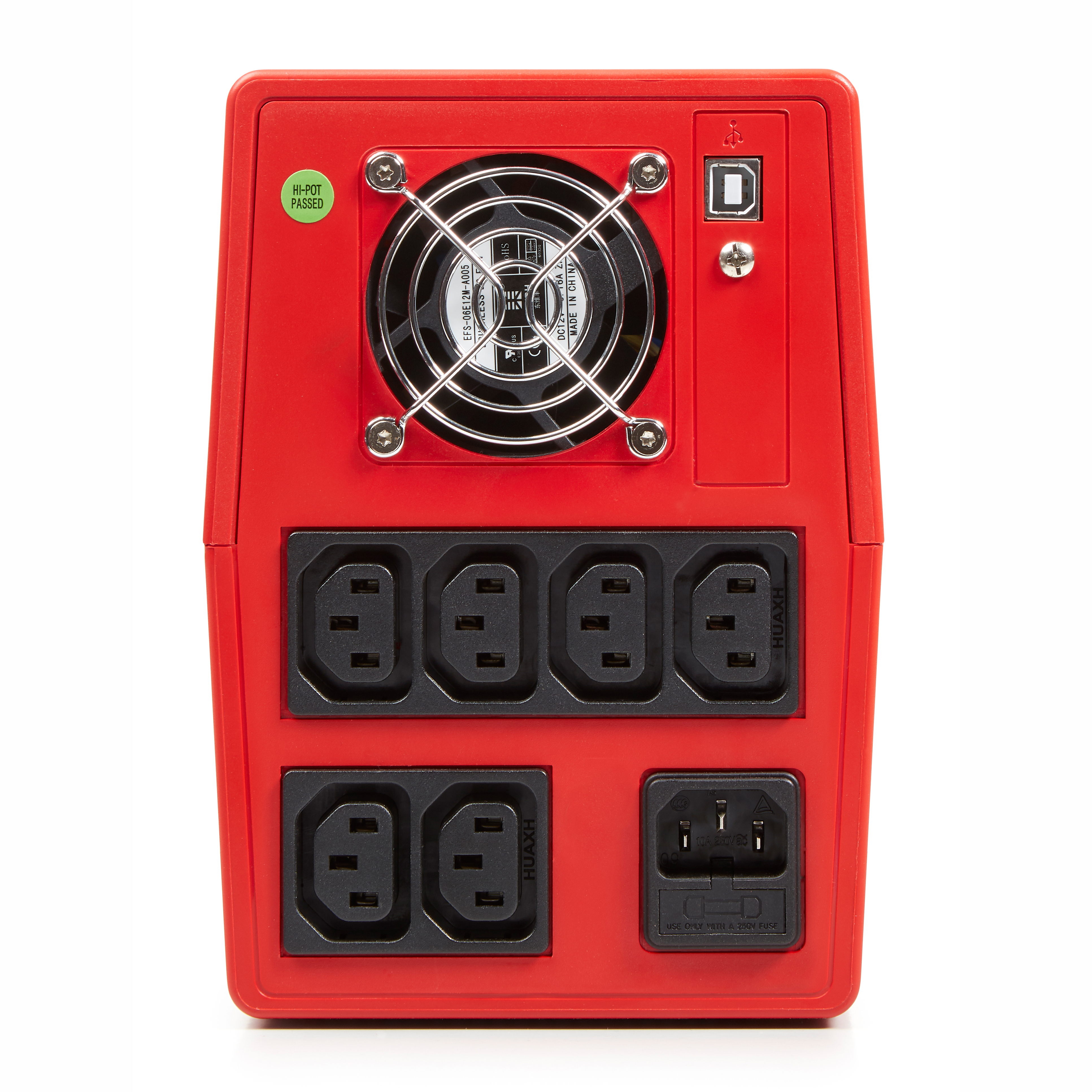 Parte trasera de dispositivo eléctrico rojo con múltiples enchufes, ventilador y puerto USB sobre fondo blanco.