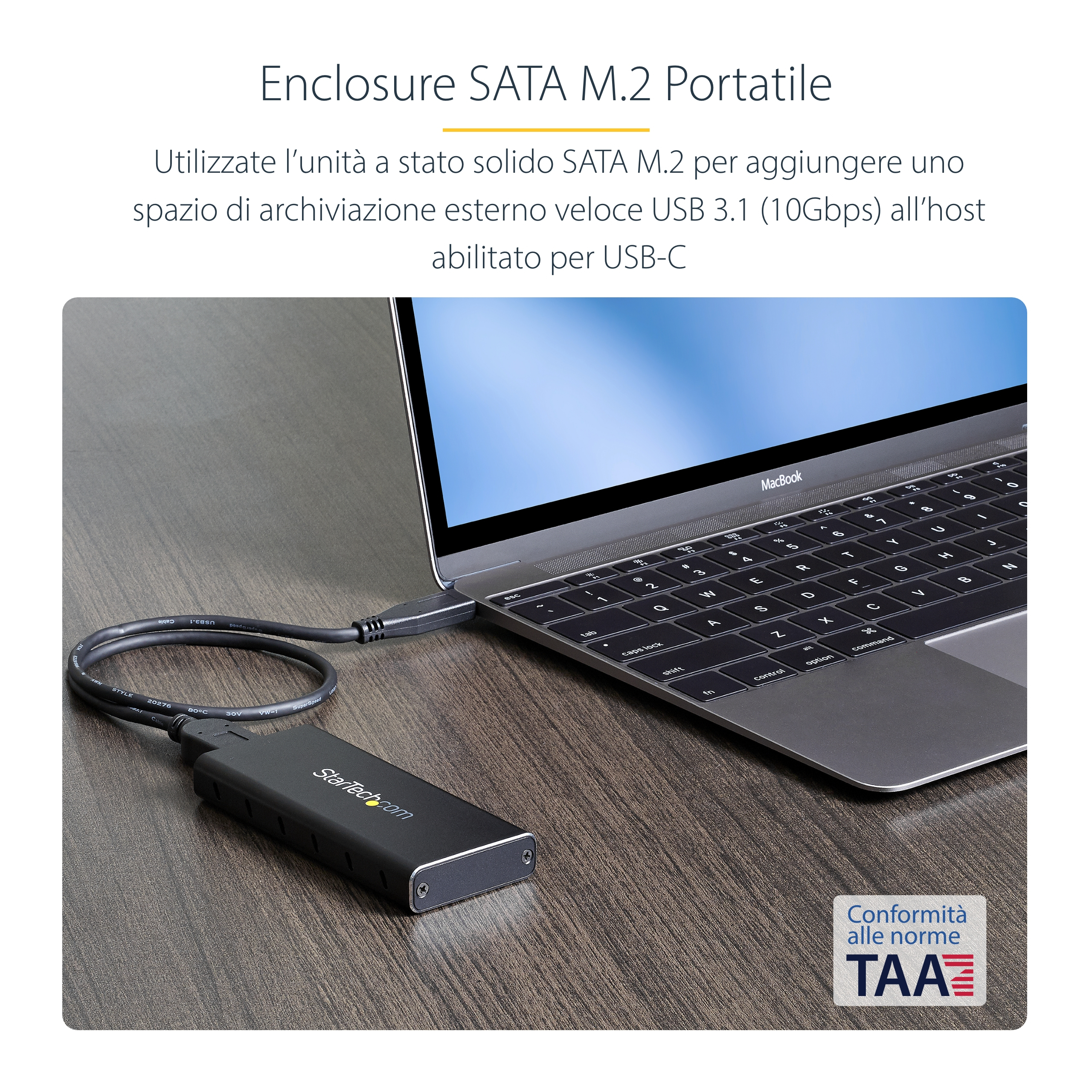 Un portátil conectado a un disco duro externo negro por cable USB, sobre una superficie de madera.