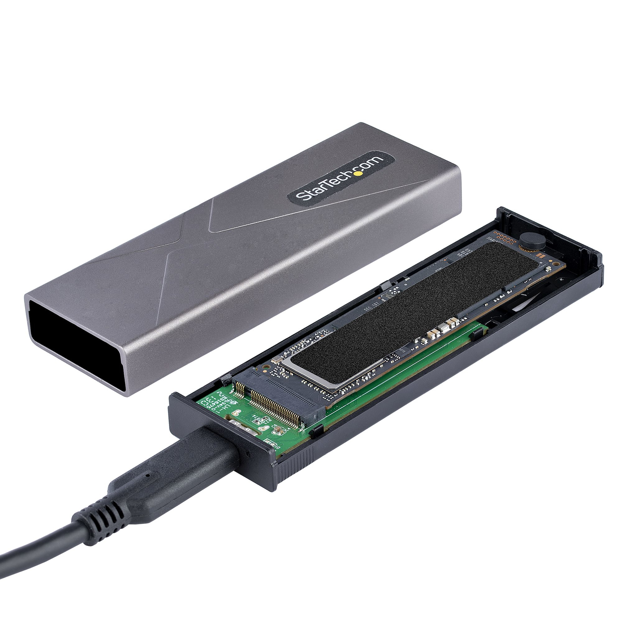 Un box SSD M.2 grigio StarTech aperto con SSD installato e cavo USB collegato.