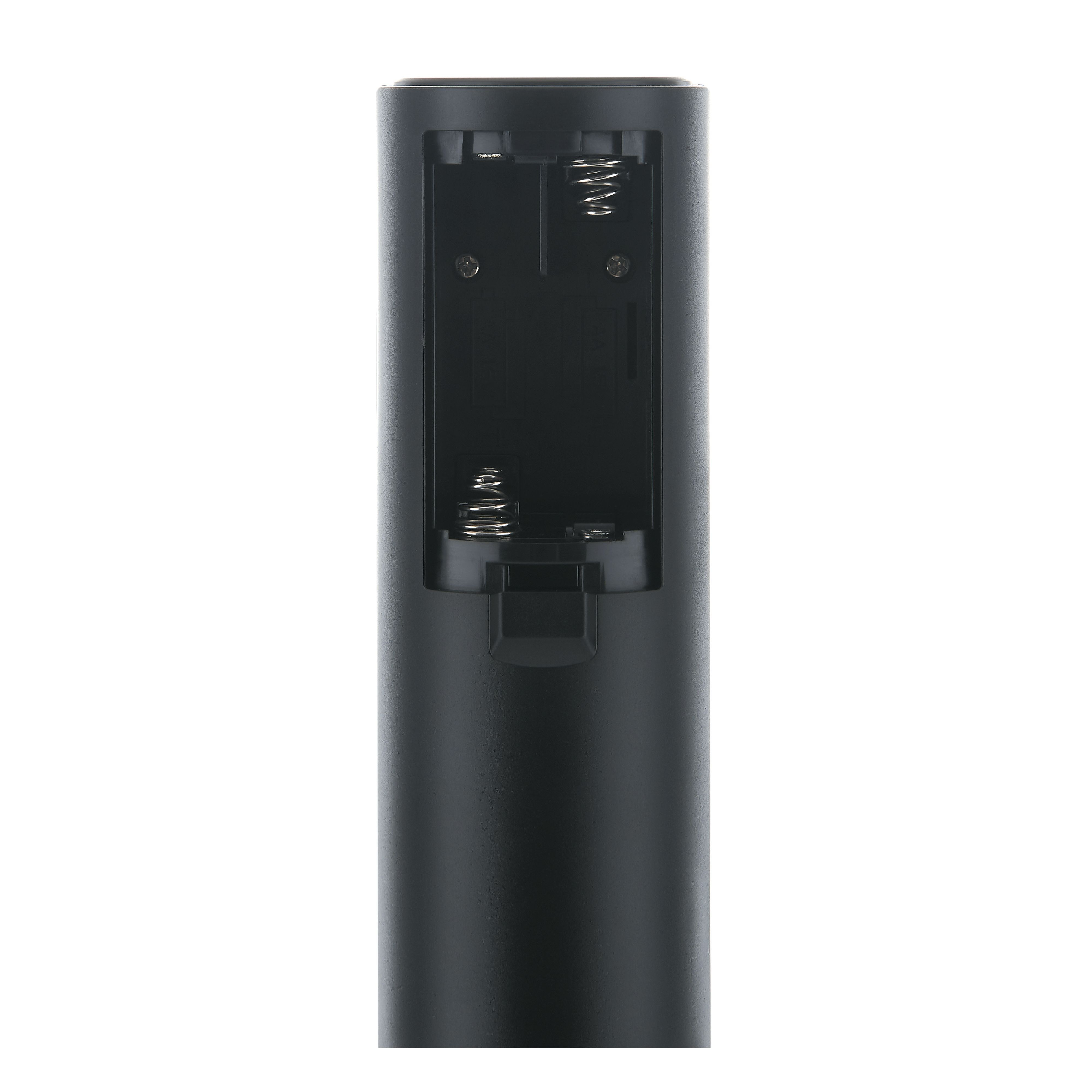 Die Rückseite einer schwarzen TV-Fernbedienung wird gezeigt. Das Batteriefach ist geöffnet und Federn sind zu sehen.