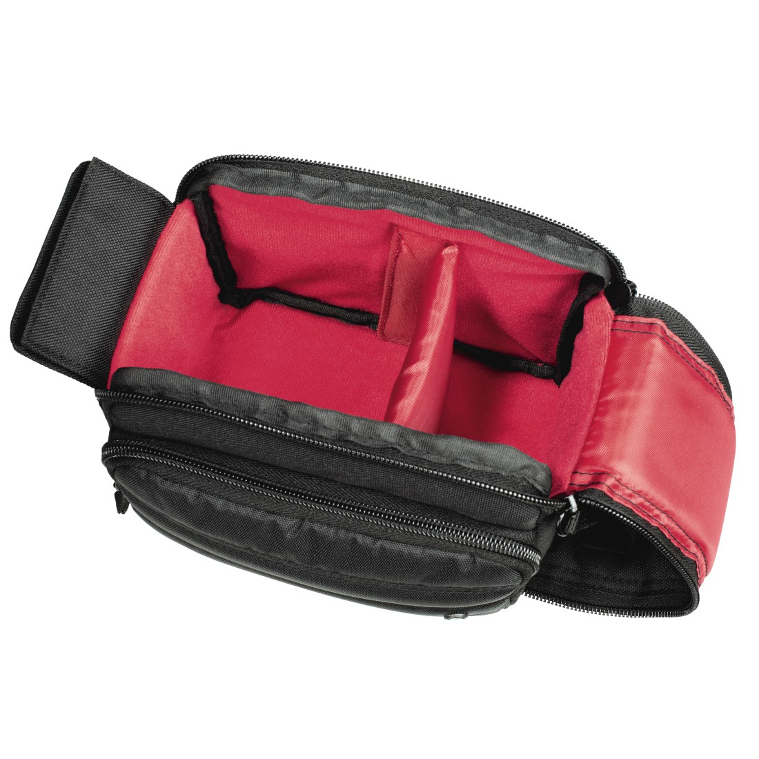 Offene schwarze Kameratasche mit roten Innenfächern. Reißverschlüsse sind sichtbar. Die Tasche befindet sich auf weißem Hintergrund, schräge Ansicht.