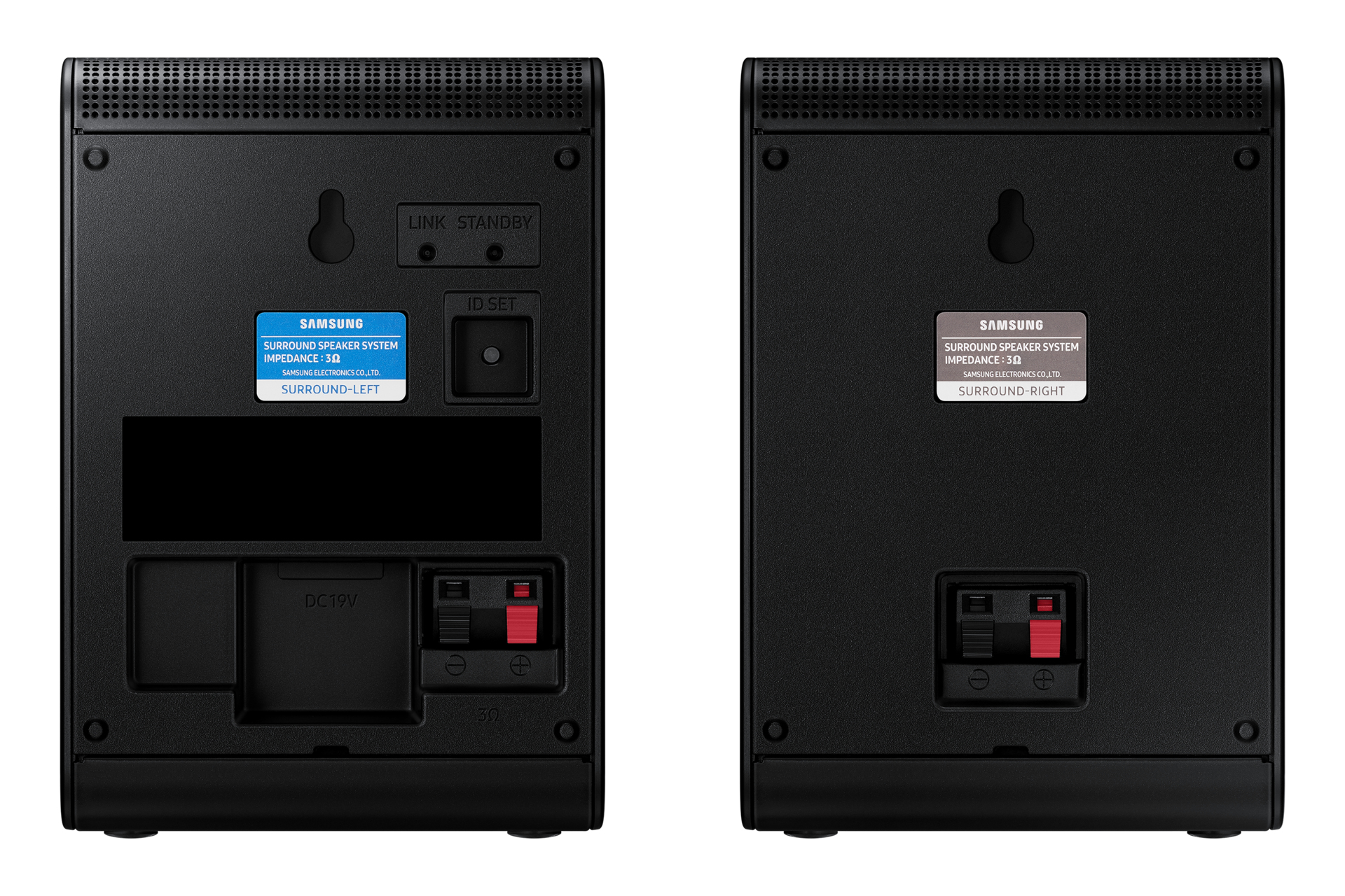 Dwa czarne głośniki Samsung. Każdy ma etykietę ze specyfikacjami. Złącza i etykiety są widoczne z tyłu. Lewy to Surround-Left.