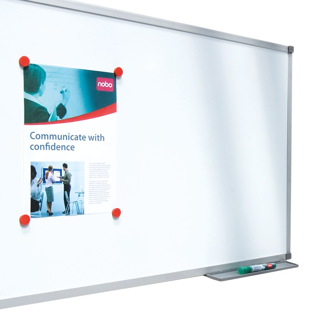 Eine weiße Tafel mit einem Poster, das mit roten Magneten befestigt ist. Auf dem Poster steht "Kommunizieren Sie mit Zuversicht". Auf der Ablage liegen Stifte.