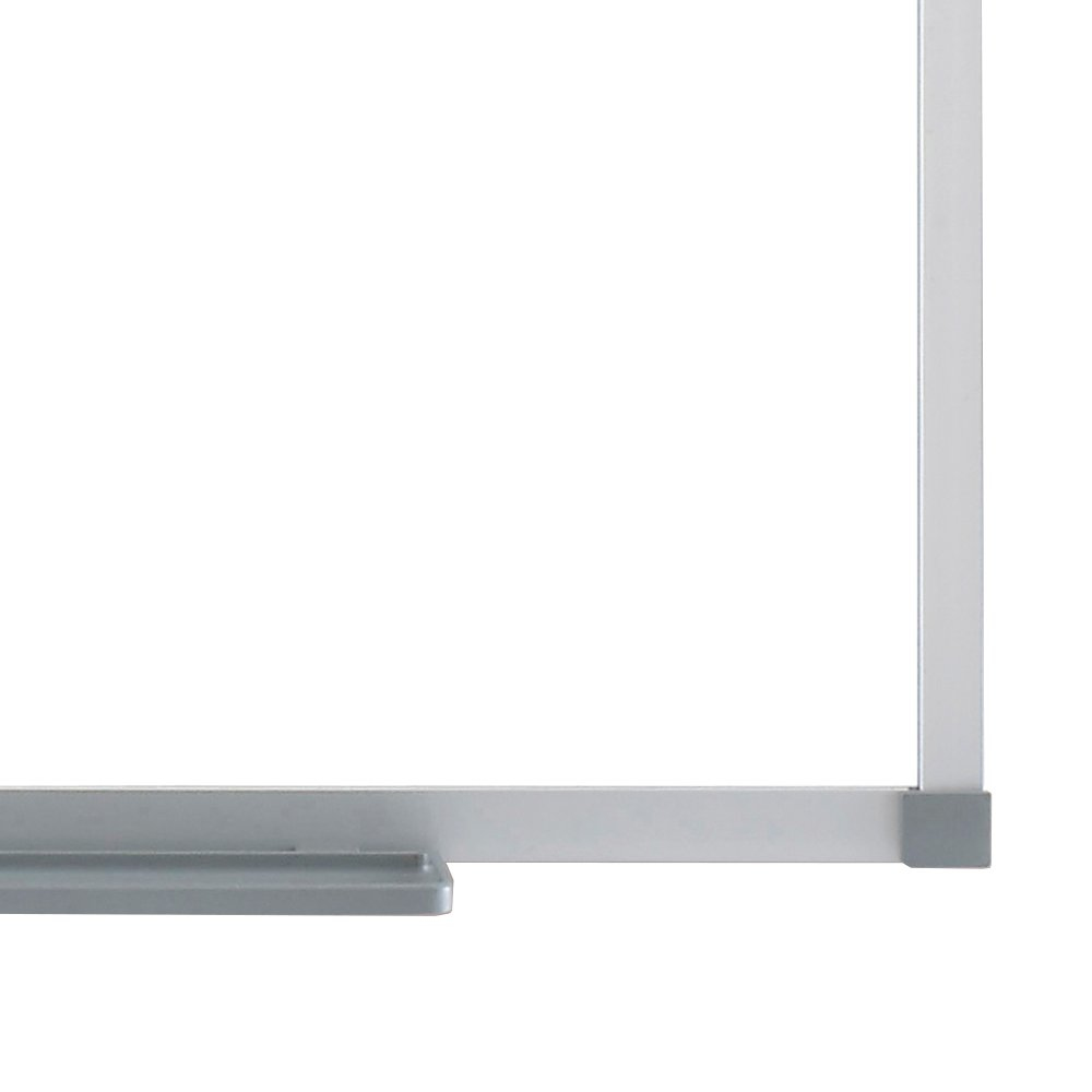 Eine weiße Tafel mit einer grauen Ablage und einem silbernen Rahmen wird vor einem weißen Hintergrund gezeigt.