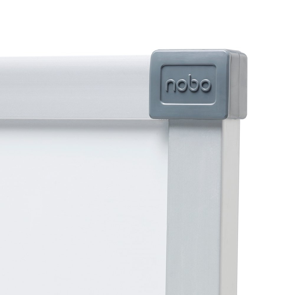 Nahaufnahme einer Ecke einer weißen Tafel. Ein graues Eckstück mit dem Logo 'nobo' ist sichtbar.