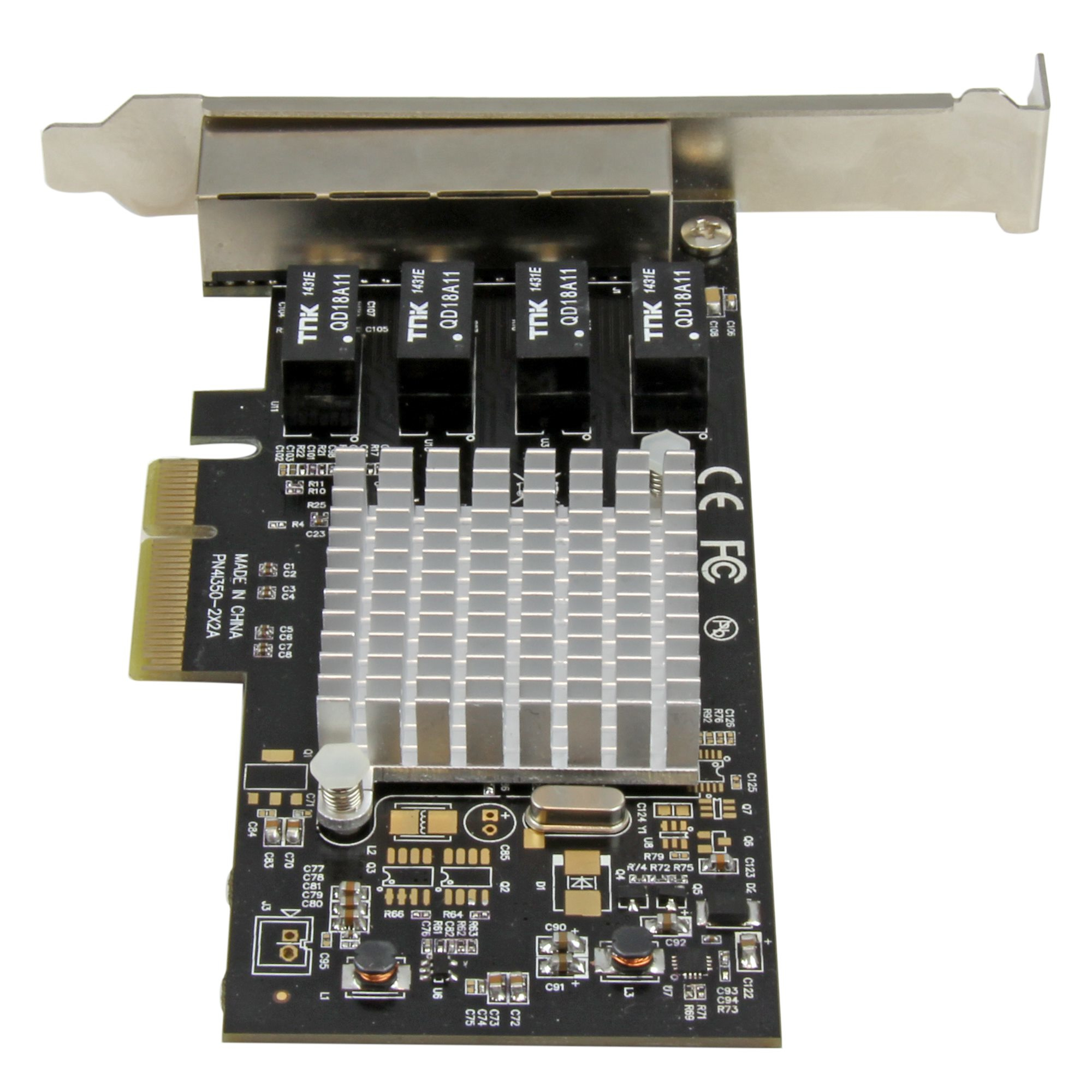 Un composant informatique avec circuit imprimé noir, dissipateur thermique argenté et connecteurs noirs.