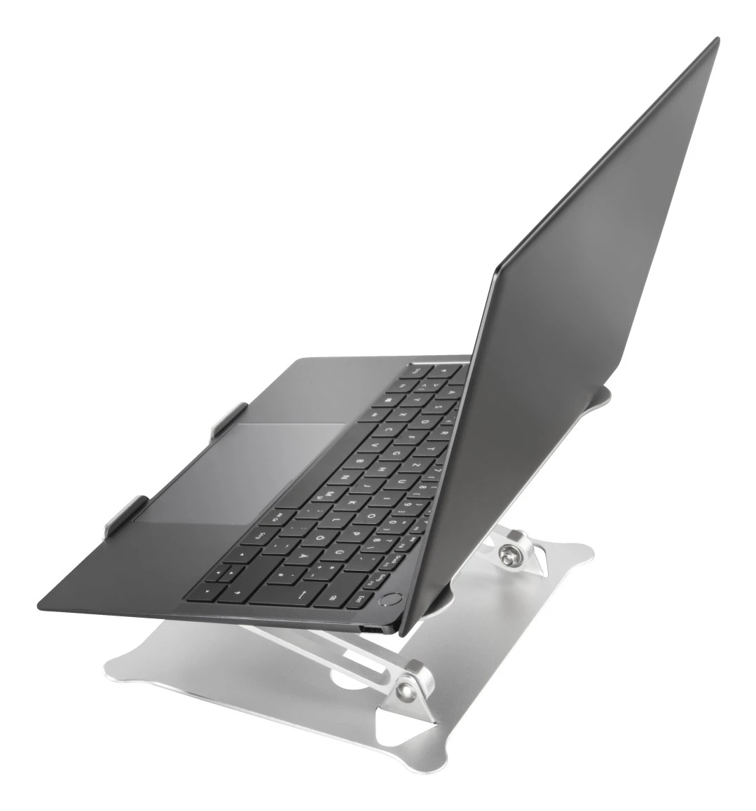 Szary laptop na srebrnym stojaku. Ekran jest otwarty. Klawiatura jest widoczna. Tło jest białe.