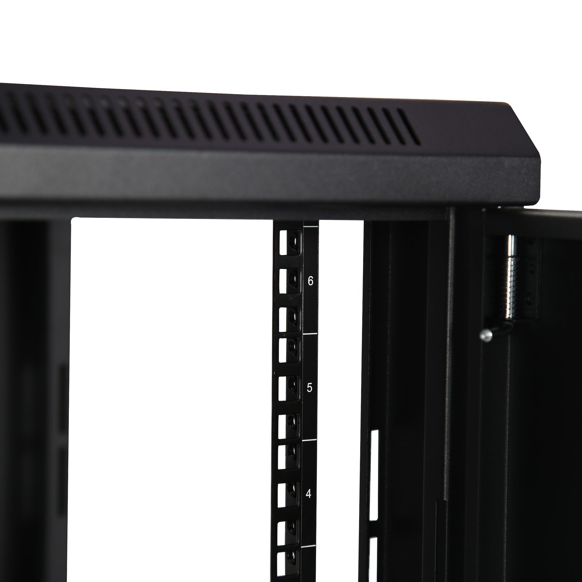 Primer plano de un rack de servidor negro con rieles numerados. La parte superior tiene ranuras de ventilación. La puerta está abierta.