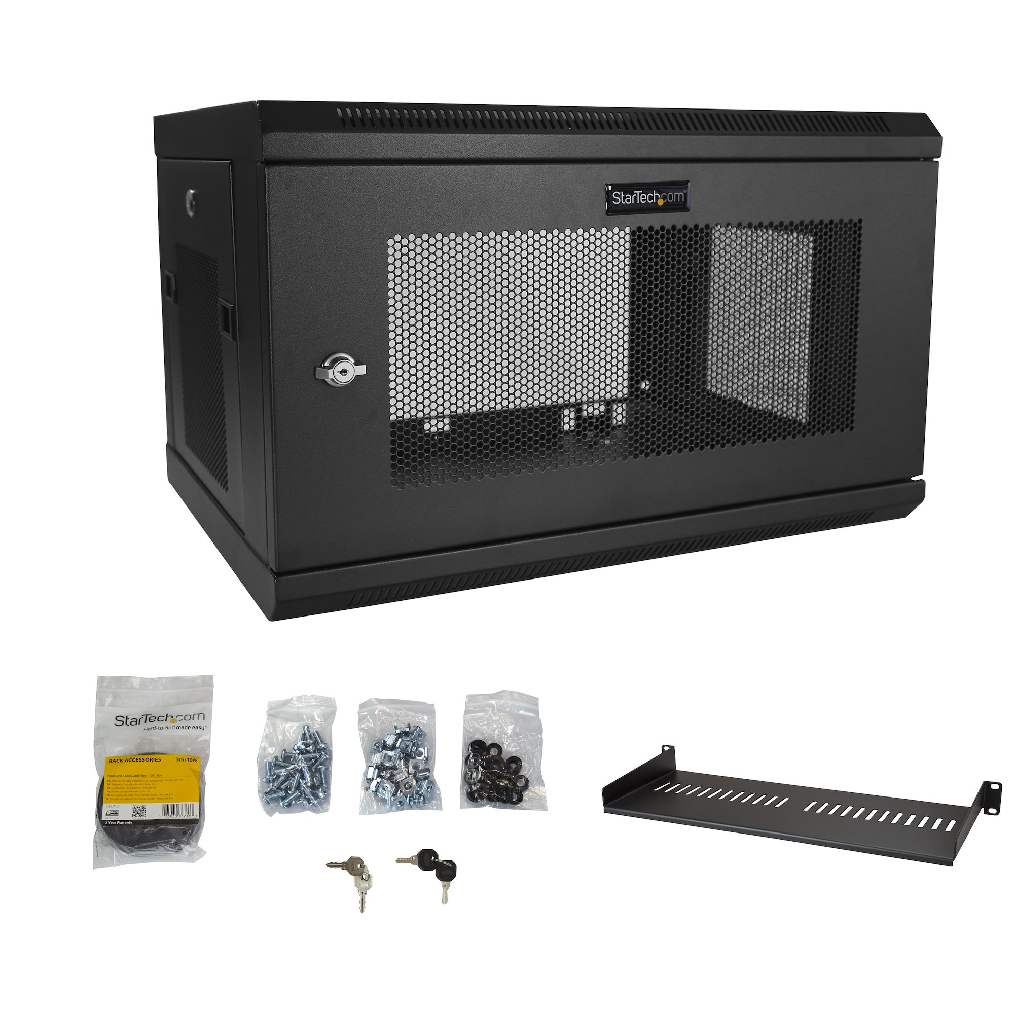 Un armario rack negro con accesorios como tornillos, llaves y una estantería. El rack tiene un logotipo de StarTech.com.