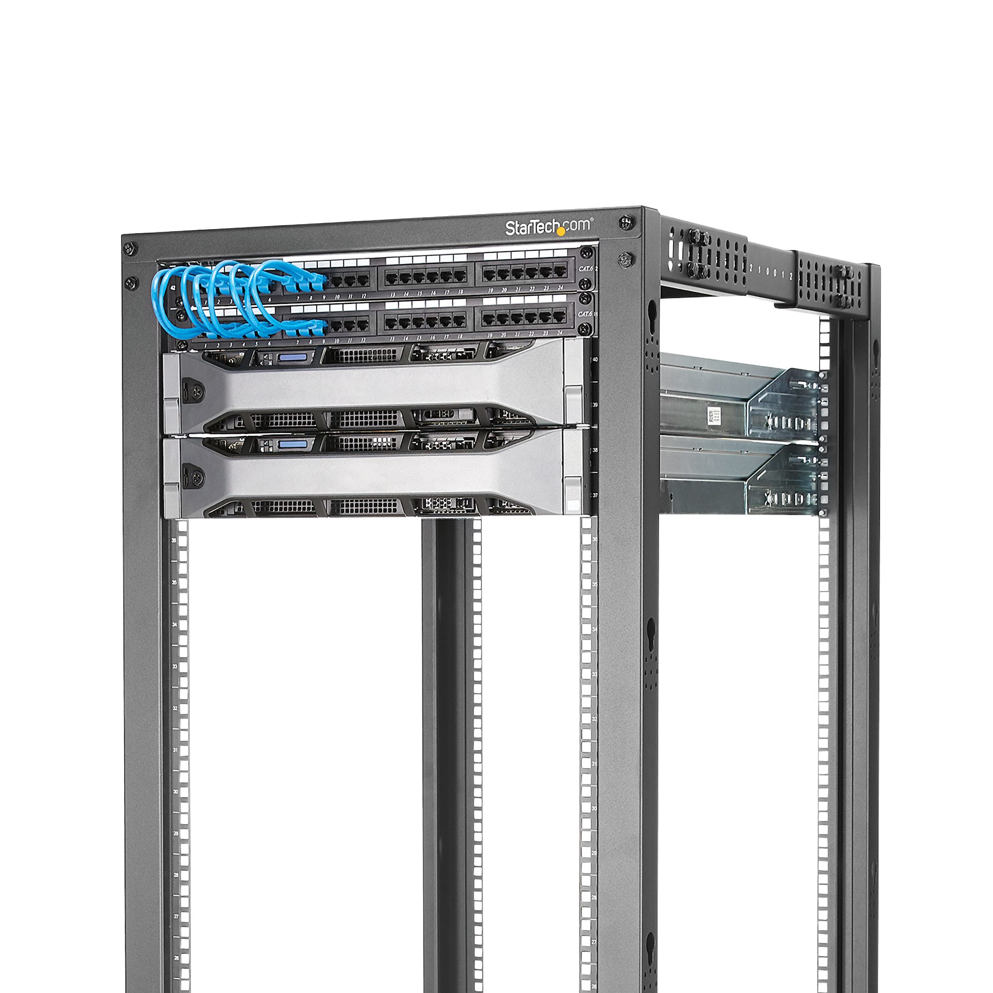 Un rack de servidor gris con cables azules, dispositivos de red y paneles en blanco. El rack está sobre fondo blanco.