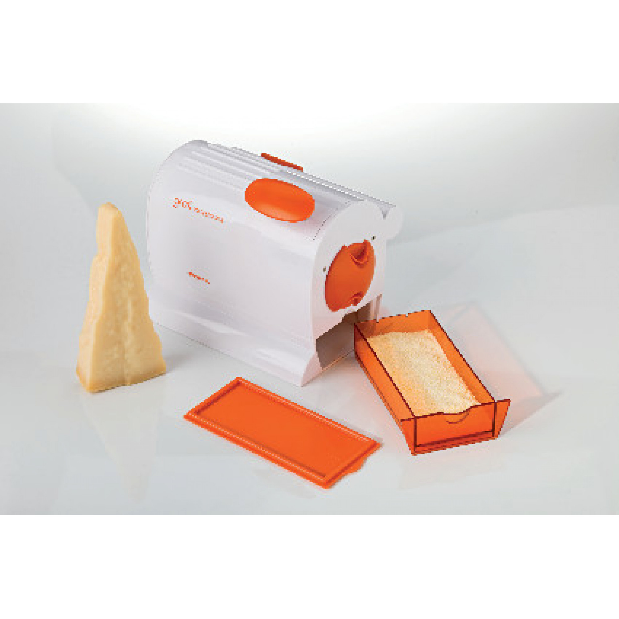 Ein weiß-orangener Käsehobel mit einem Käseblock, geriebenem Käse und einem Tablett auf weißer Oberfläche.
