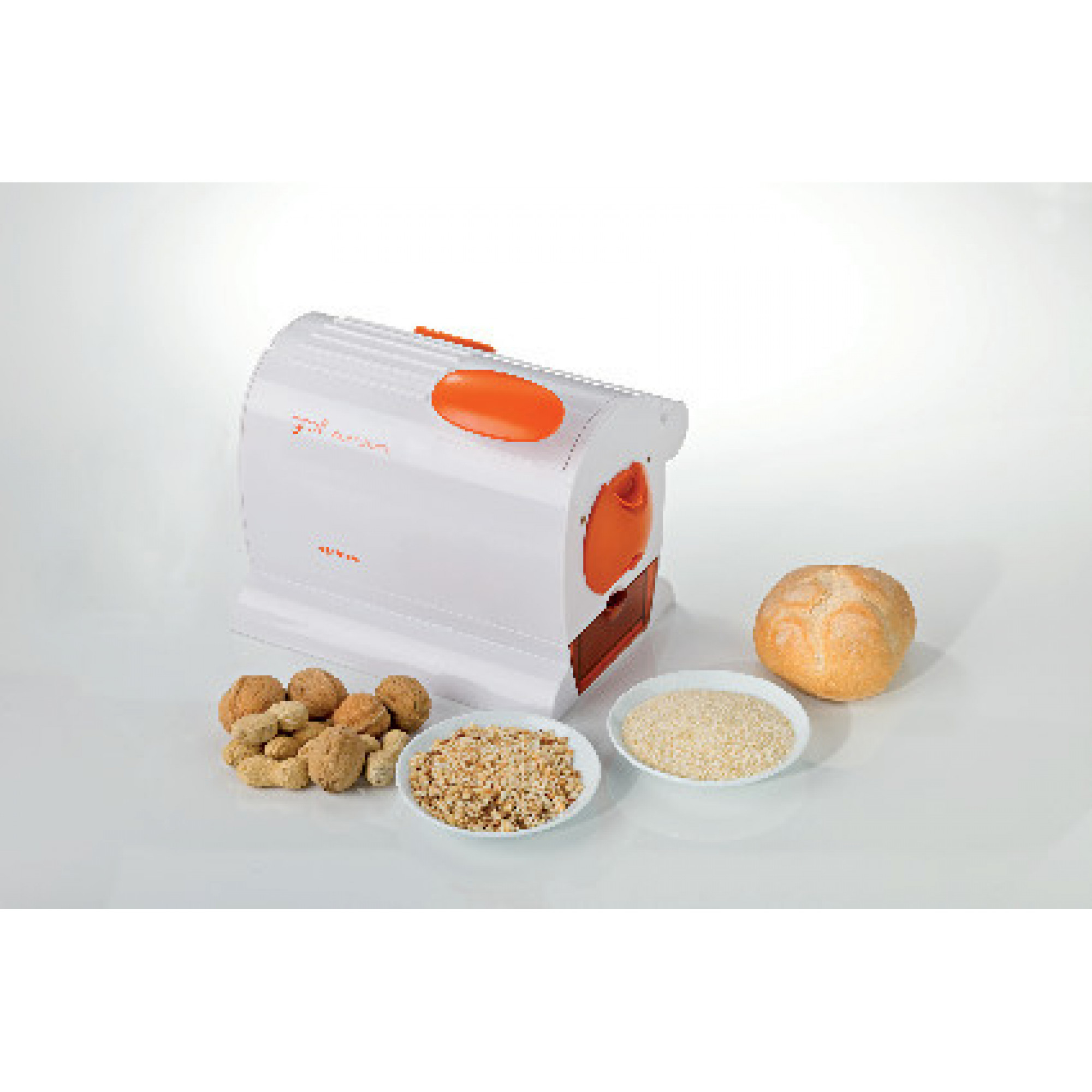 Eine weiße Brotmaschine mit Nüssen, Brot und Getreide davor. Orange Akzente. Weißer Hintergrund.