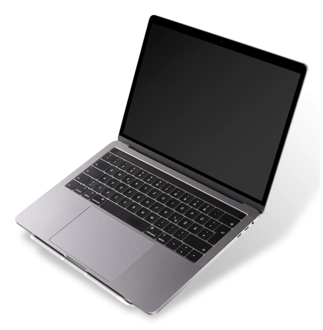 Ein grauer Laptop mit schwarzer Tastatur und Bildschirm ist leicht geöffnet auf weißem Hintergrund. Die Tastatur ist sichtbar.