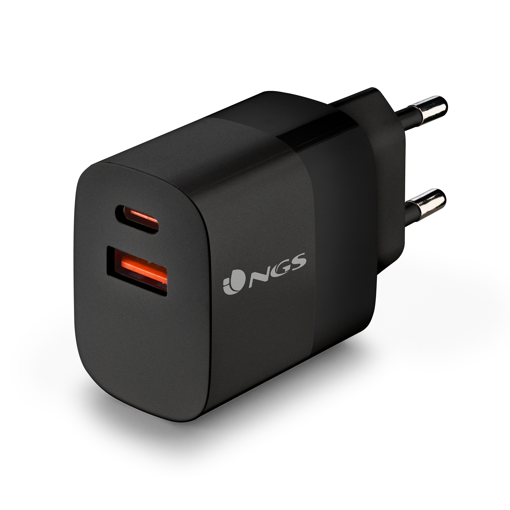 Schwarzes NGS USB-Ladegerät mit zwei Anschlüssen. Silberne Stifte für die EU-Steckdose. Weißer Hintergrund.