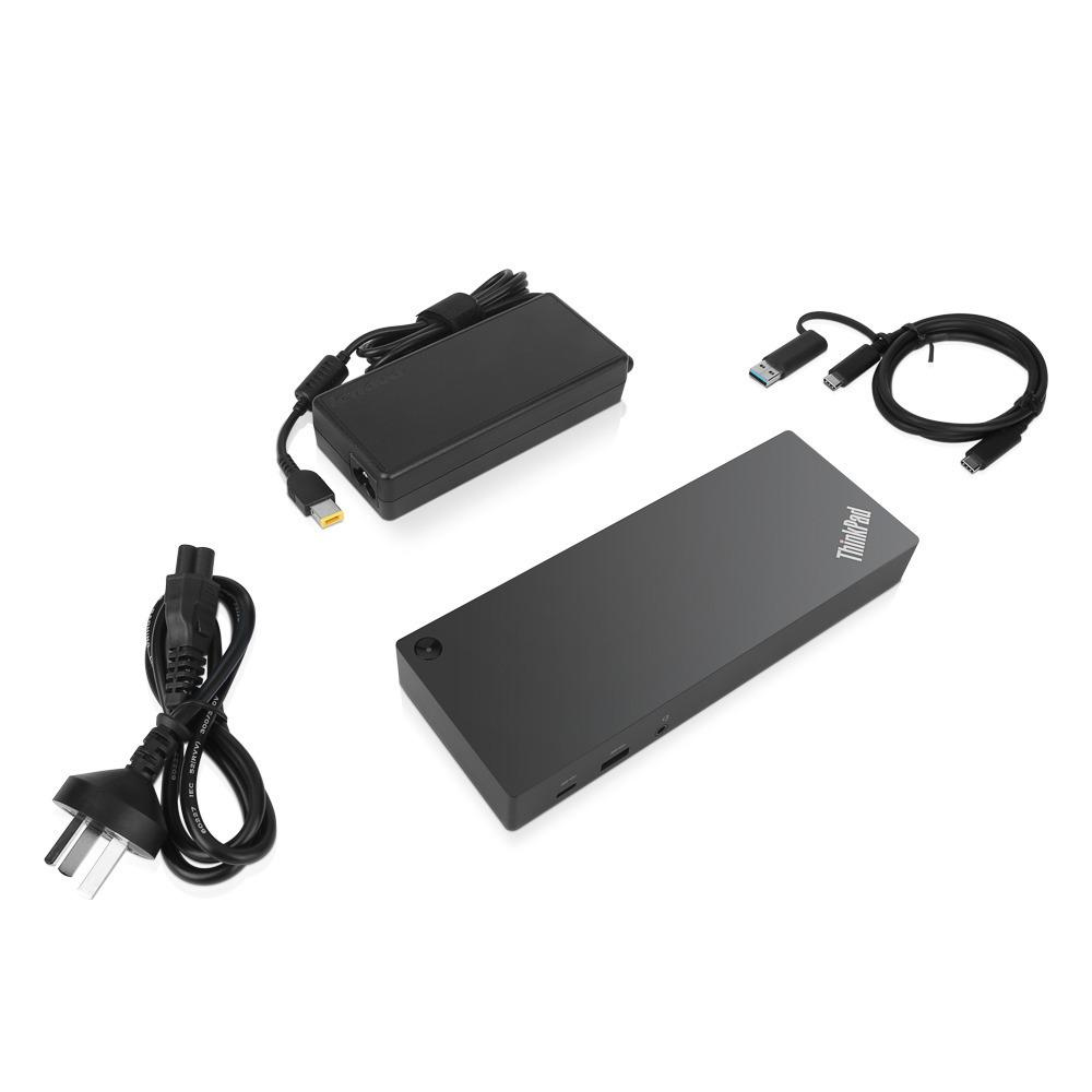 Schwarze ThinkPad-Dockingstation mit Netzteil, USB-C-Kabel und Netzkabel auf weißem Hintergrund.