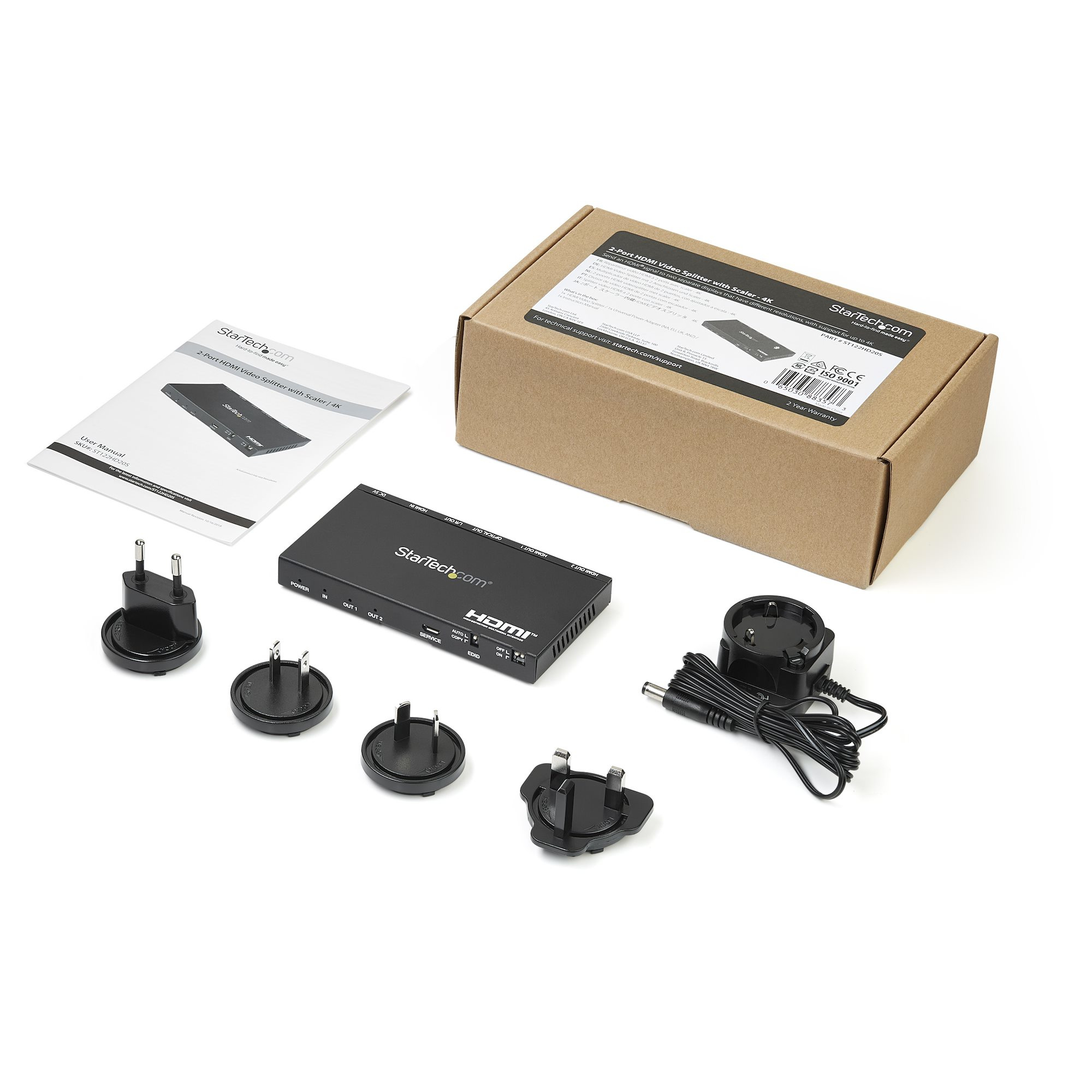 Ein schwarzer HDMI-Splitter mit Steckern, Netzteil und Box liegen auf weißem Untergrund.