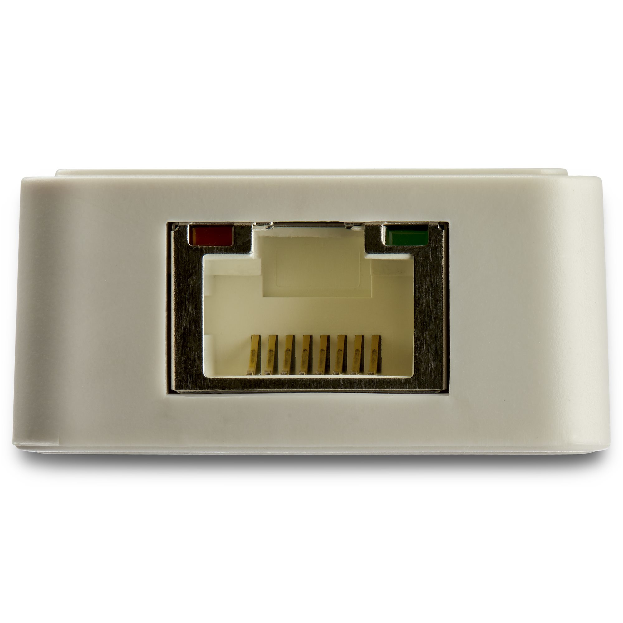 Nahaufnahme eines beigefarbenen RJ45-Steckverbinders mit einem rechteckigen, vertieften Bereich und sichtbaren Stiften. Rote und grüne Anzeigen sind sichtbar.