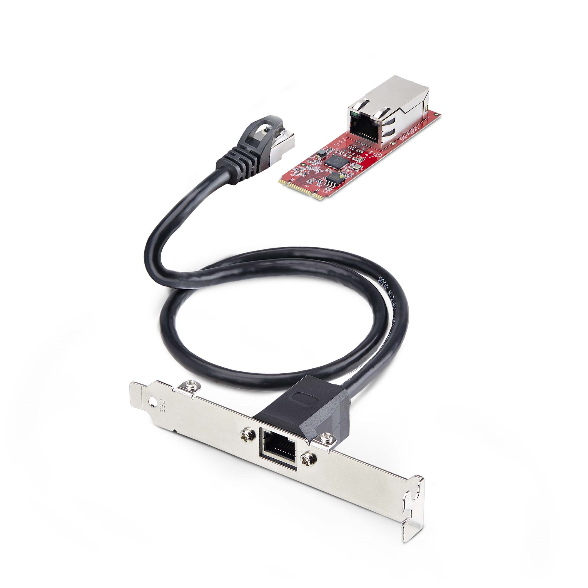 Eine Ethernet-Karte mit Kabel und Stecker, zusammen mit einem separaten Netzwerkanschluss und einer Leiterplatte, alles auf weißem Hintergrund.