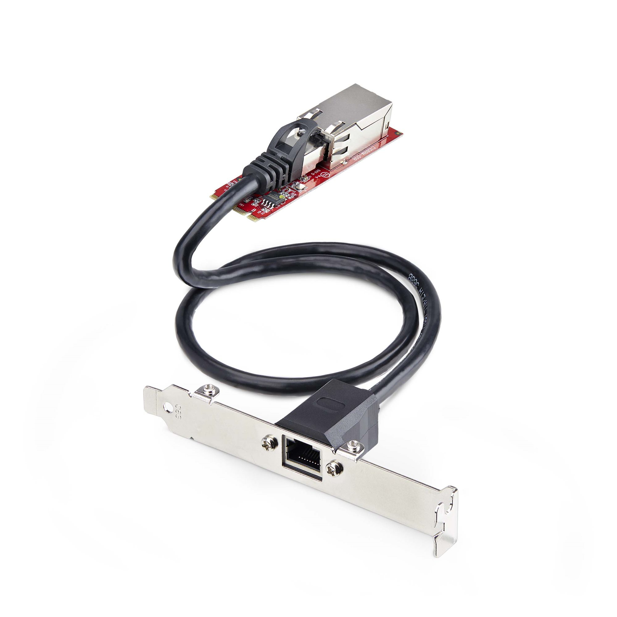 Ein Ethernet-Adapter mit einem schwarzen Kabel. Der Adapter hat eine rote Leiterplatte und einen silbernen Stecker.