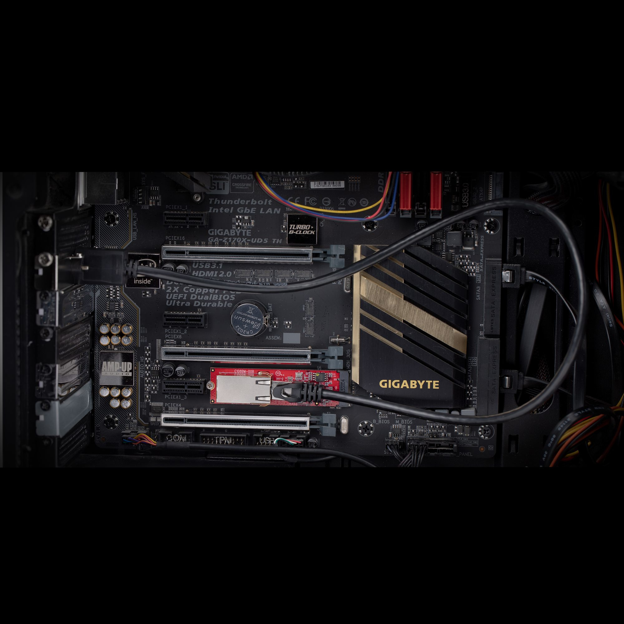 Nahaufnahme eines Computer-Motherboards mit verschiedenen Komponenten wie Steckplätzen, Anschlüssen und dem Gigabyte-Logo.