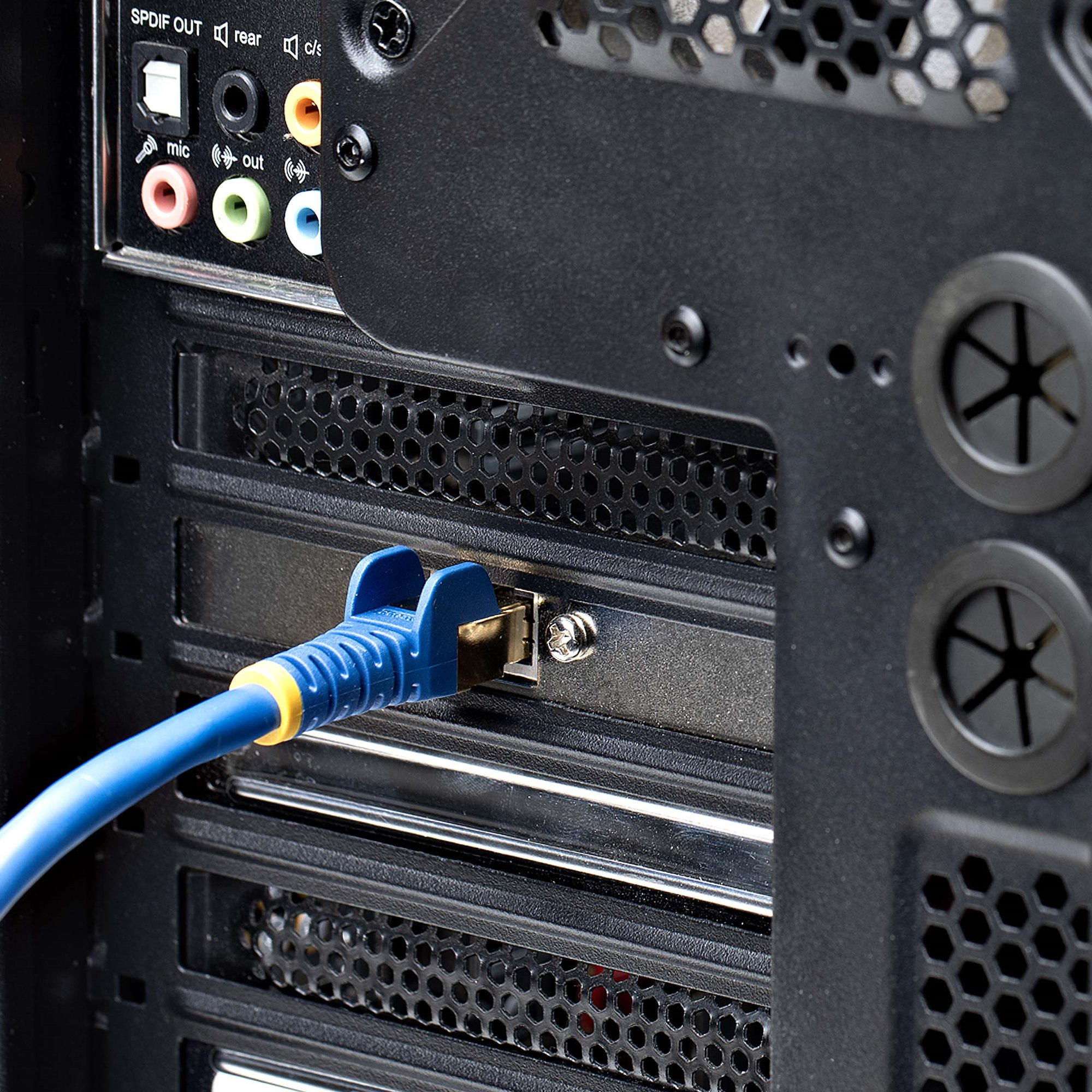 Ein blaues Ethernet-Kabel ist in die Rückwand eines Computers eingesteckt. Anschlüsse und Lüftungsschlitze sind ebenfalls sichtbar.