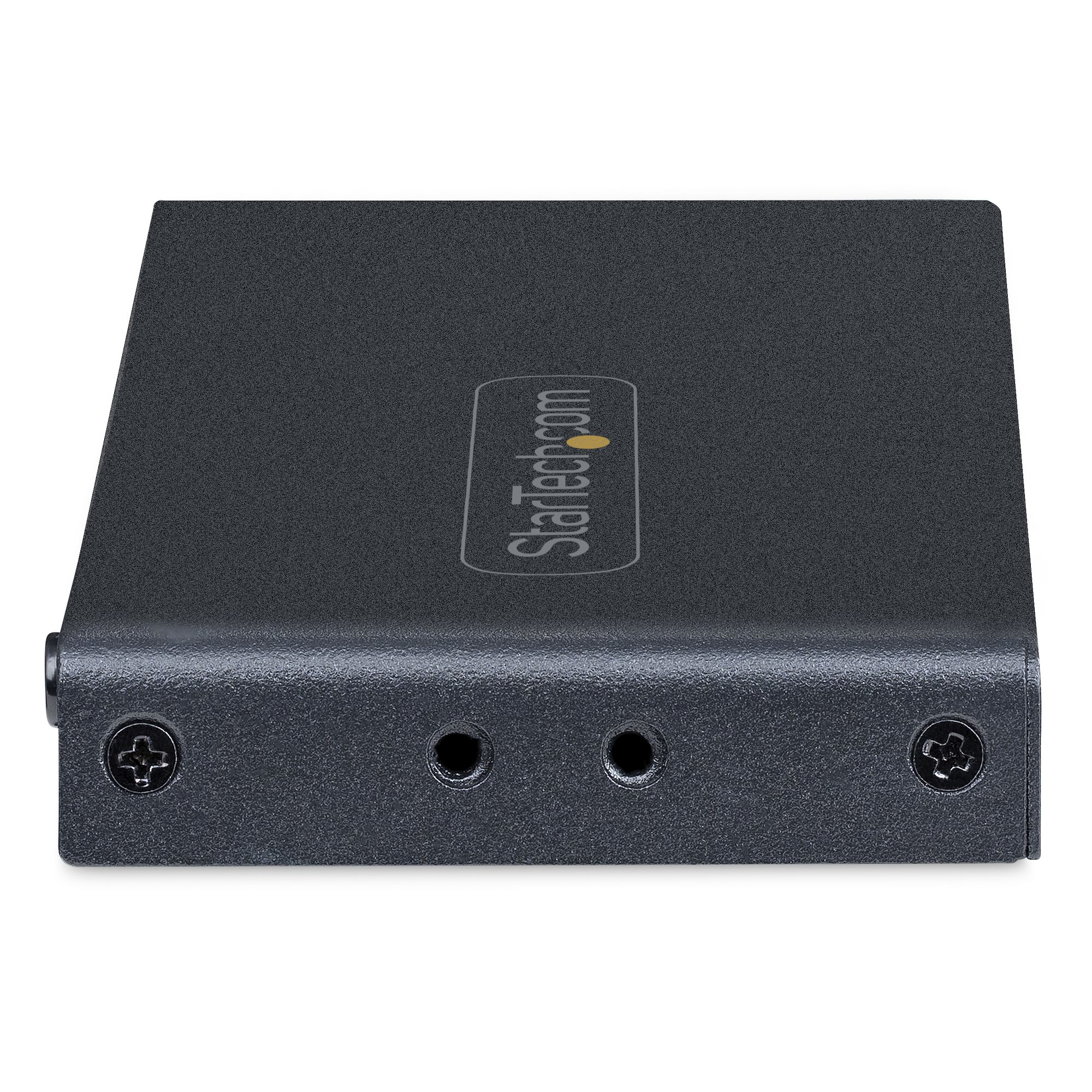 Un dispositivo StarTech.com grigio scuro. Ha teste di viti, fori e il logo. Si trova su una superficie bianca.