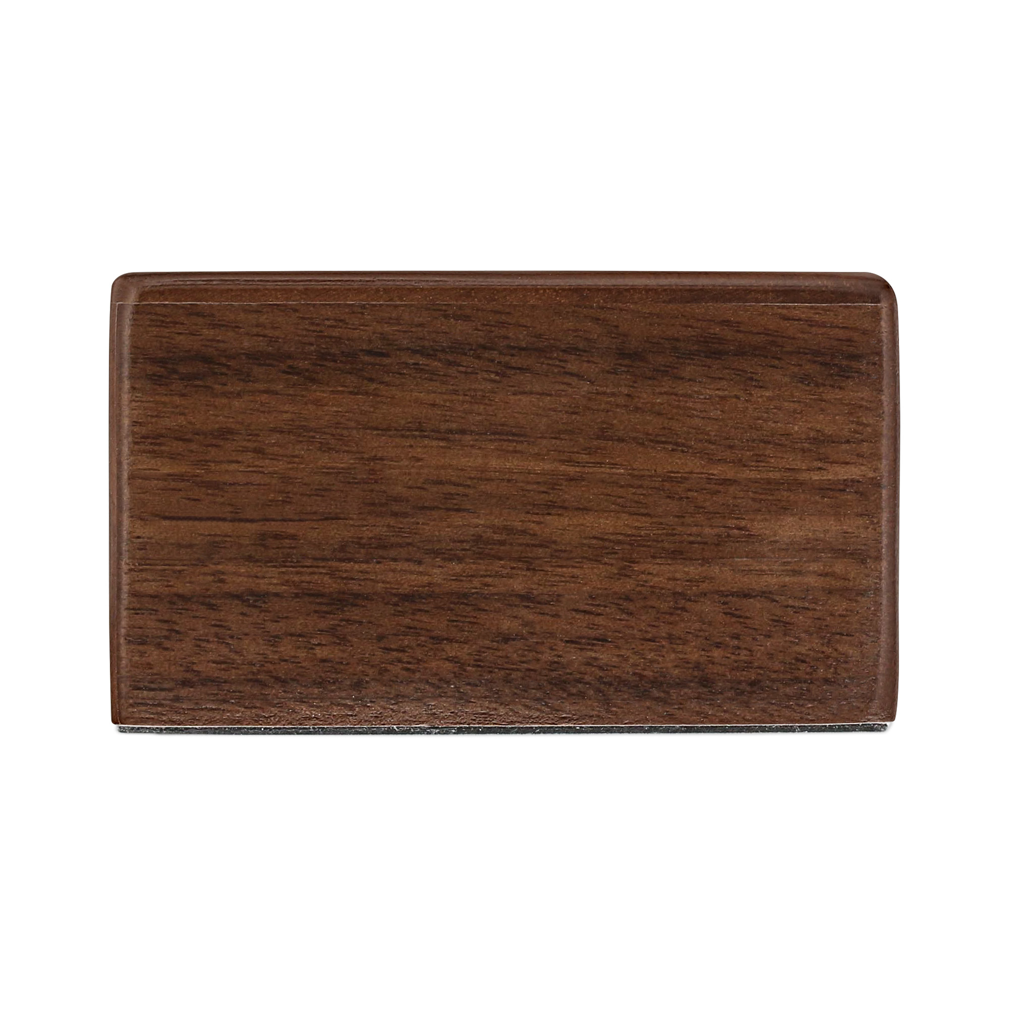 Prostokątny blok drewna w kolorze ciemnobrązowym. Widoczne usłojenie drewna. Tło jest białe.