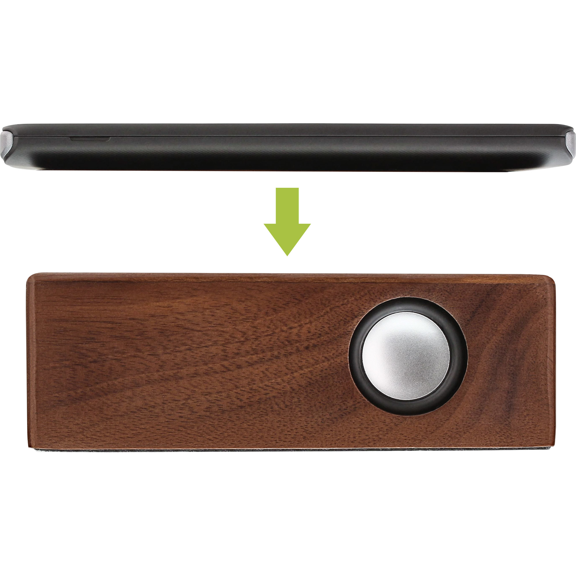 Czarne urządzenie nad drewnianym głośnikiem. Zielona strzałka wskazuje, że głośnik jest pod urządzeniem.