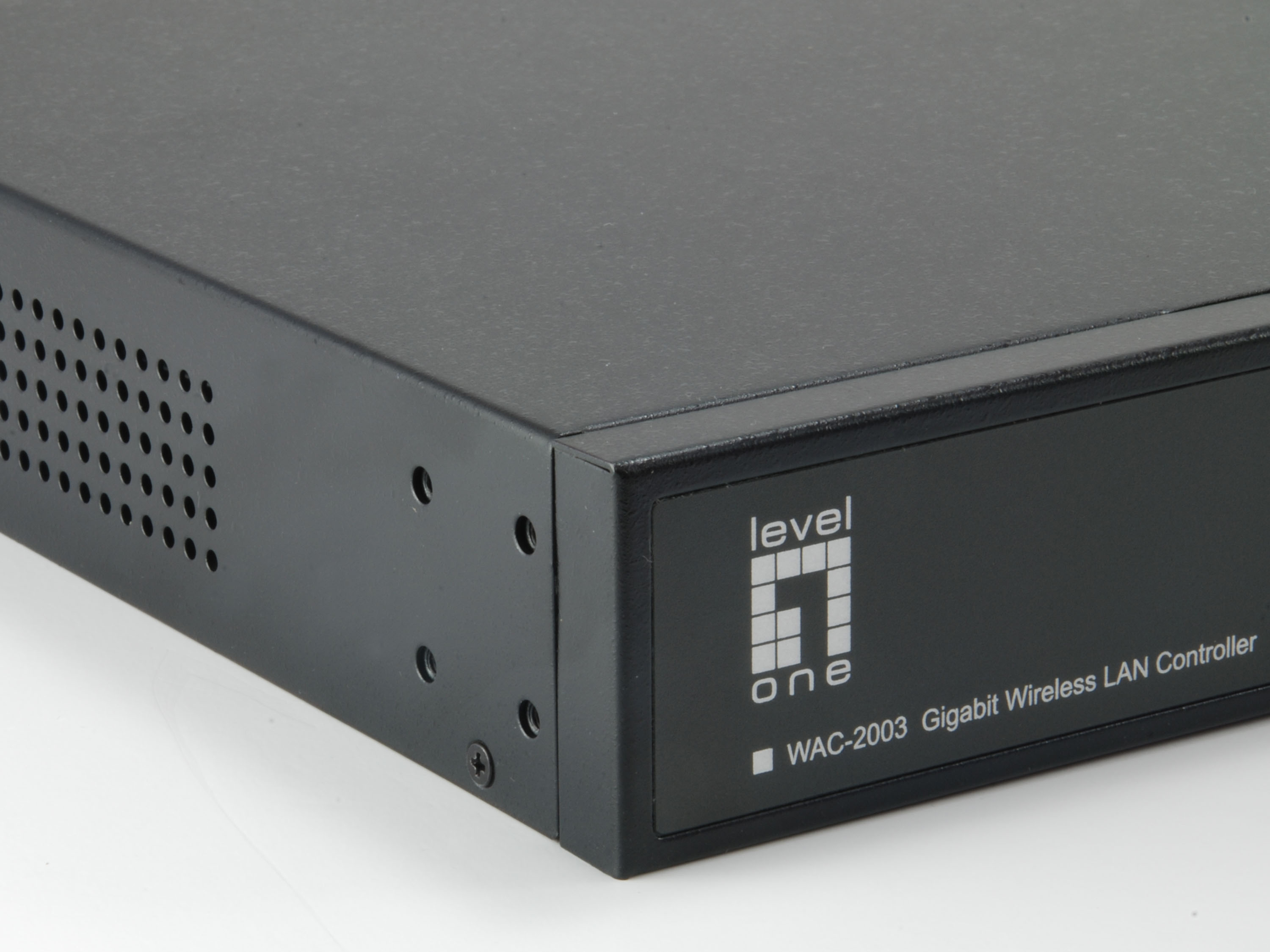 Controlador LAN inalámbrico Gigabit Level One WAC-2003 negro. Tiene orificios de ventilación y branding.