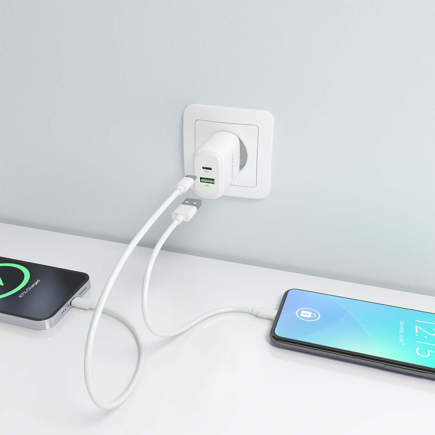 Zwei Smartphones werden mit weißen Kabeln und einem weißen Ladegerät geladen, das an eine Steckdose angeschlossen ist. Ein Telefon zeigt 67% geladen an.