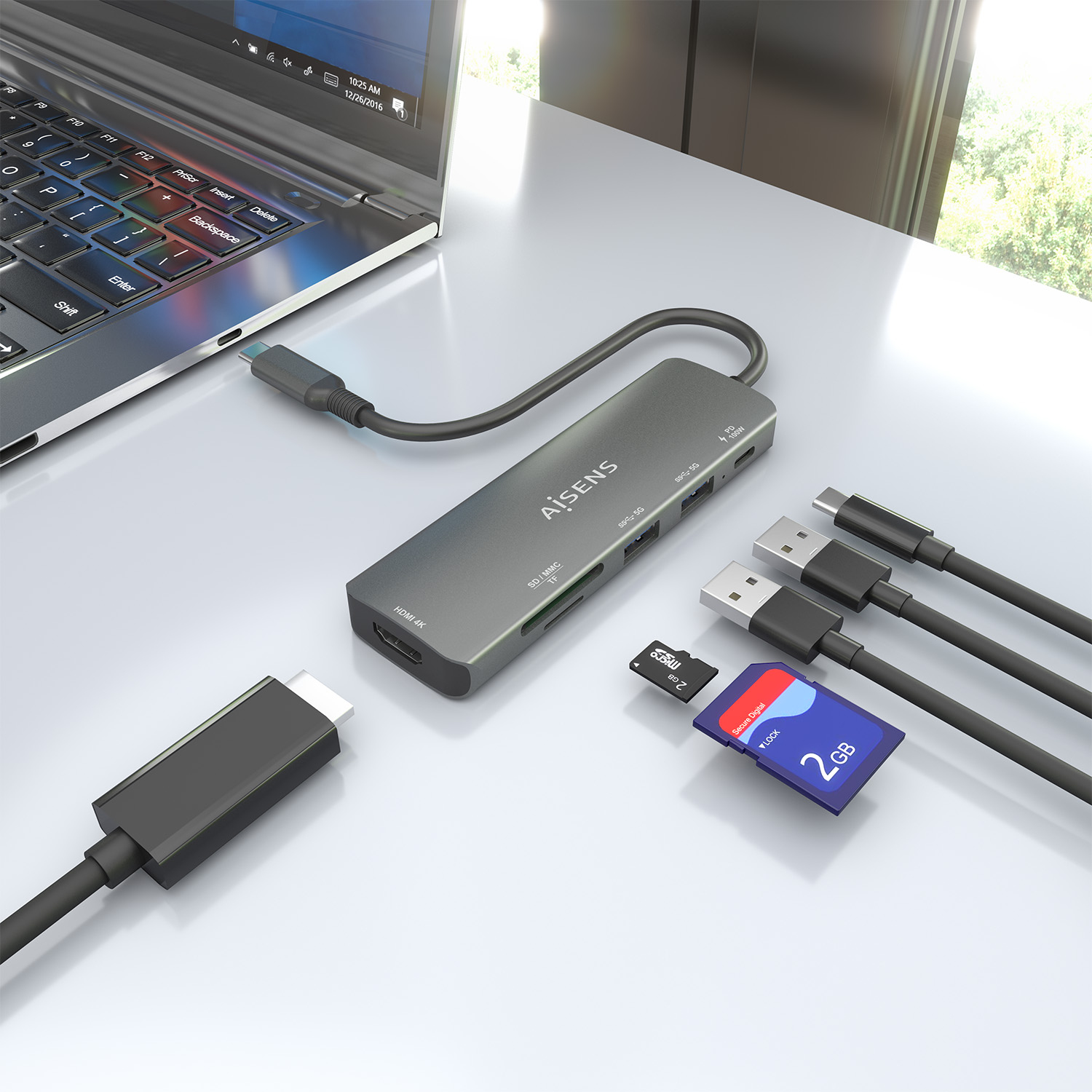 Un laptop collegato a un hub USB-C. L'hub include porte per HDMI, schede SD e USB. Sono presenti anche una scheda SD e cavi USB.