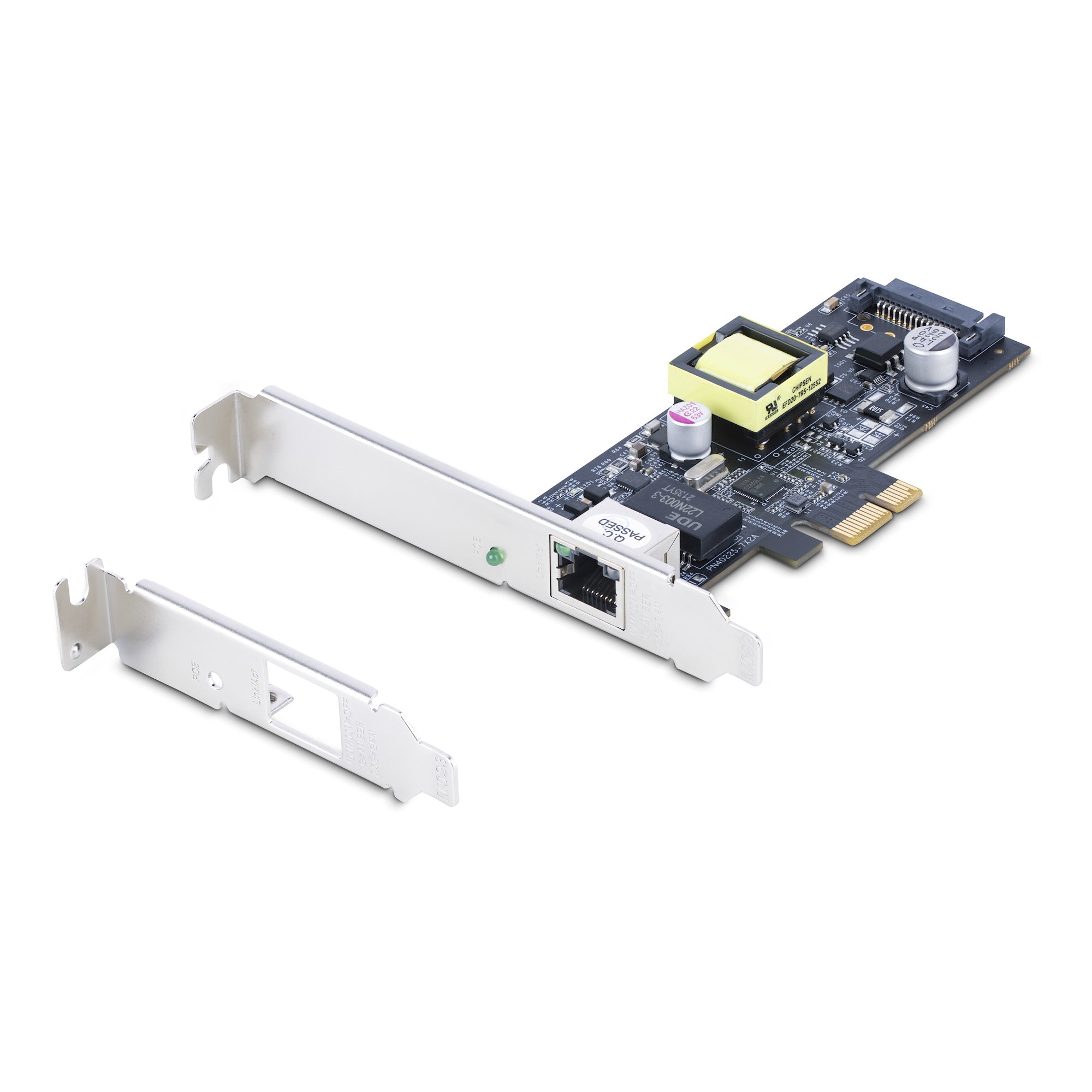 Une carte réseau informatique avec un support métallique et plusieurs composants électroniques sur fond blanc.