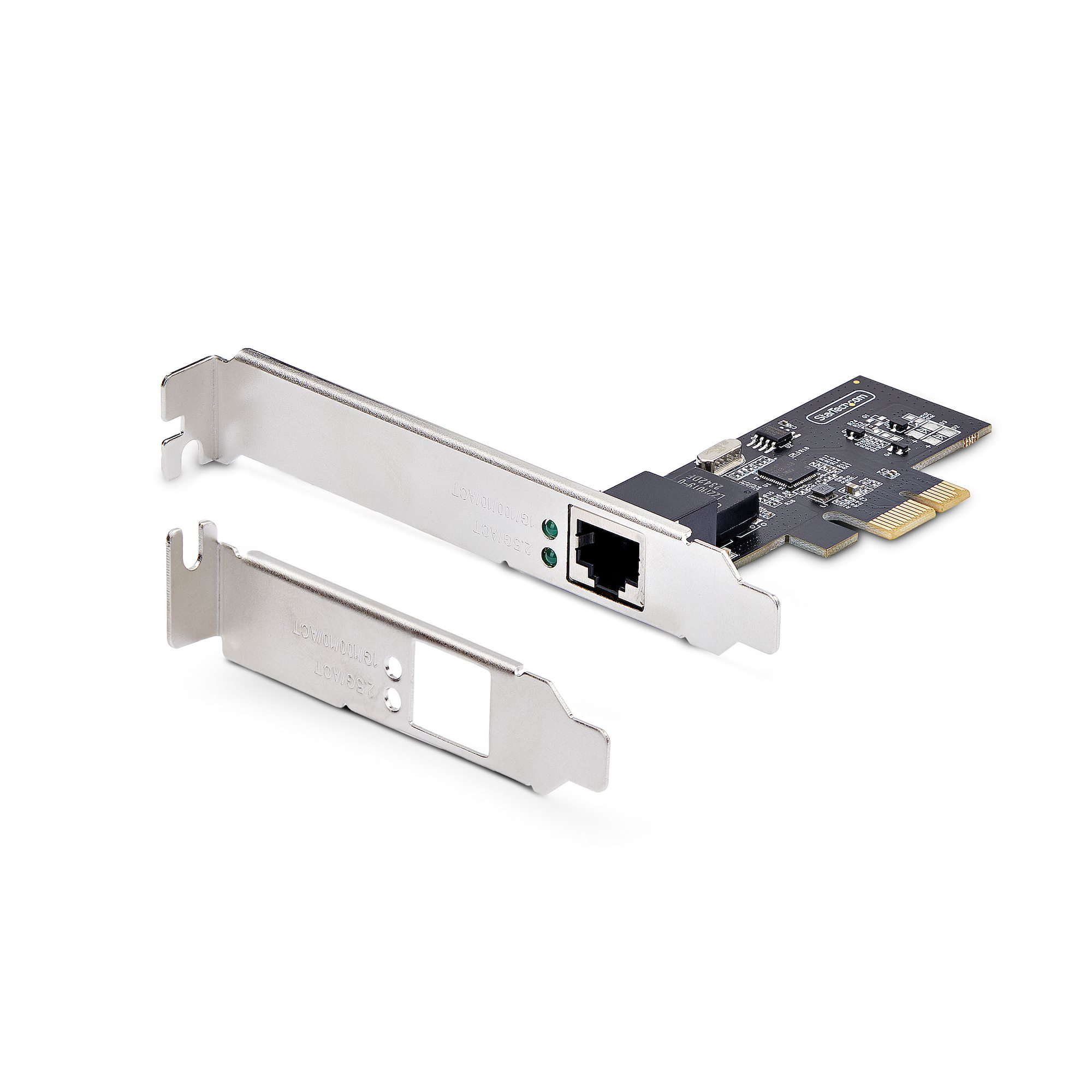 Eine Ethernet-Netzwerkkarte mit zwei Metallhalterungen. Die Karte ist schwarz mit elektronischen Komponenten und einem Port für ein Netzwerkkabel.