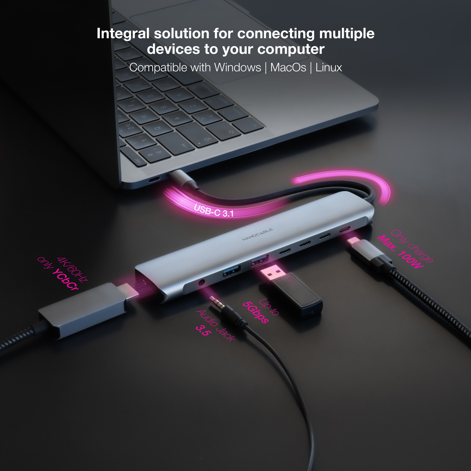 Ein silberner USB-Hub ist mit einem Laptop verbunden. Es hat Anschlüsse für USB, Audio und Video. Ein USB-Stick ist eingesteckt.