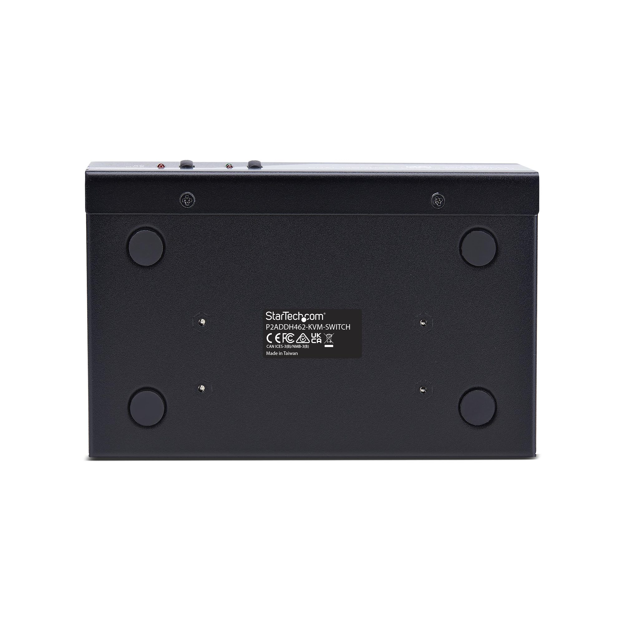 Schwarzer KVM-Switch, Unteransicht. Er hat vier Gummifüße und ein Etikett mit Marken- und Modellinformationen.