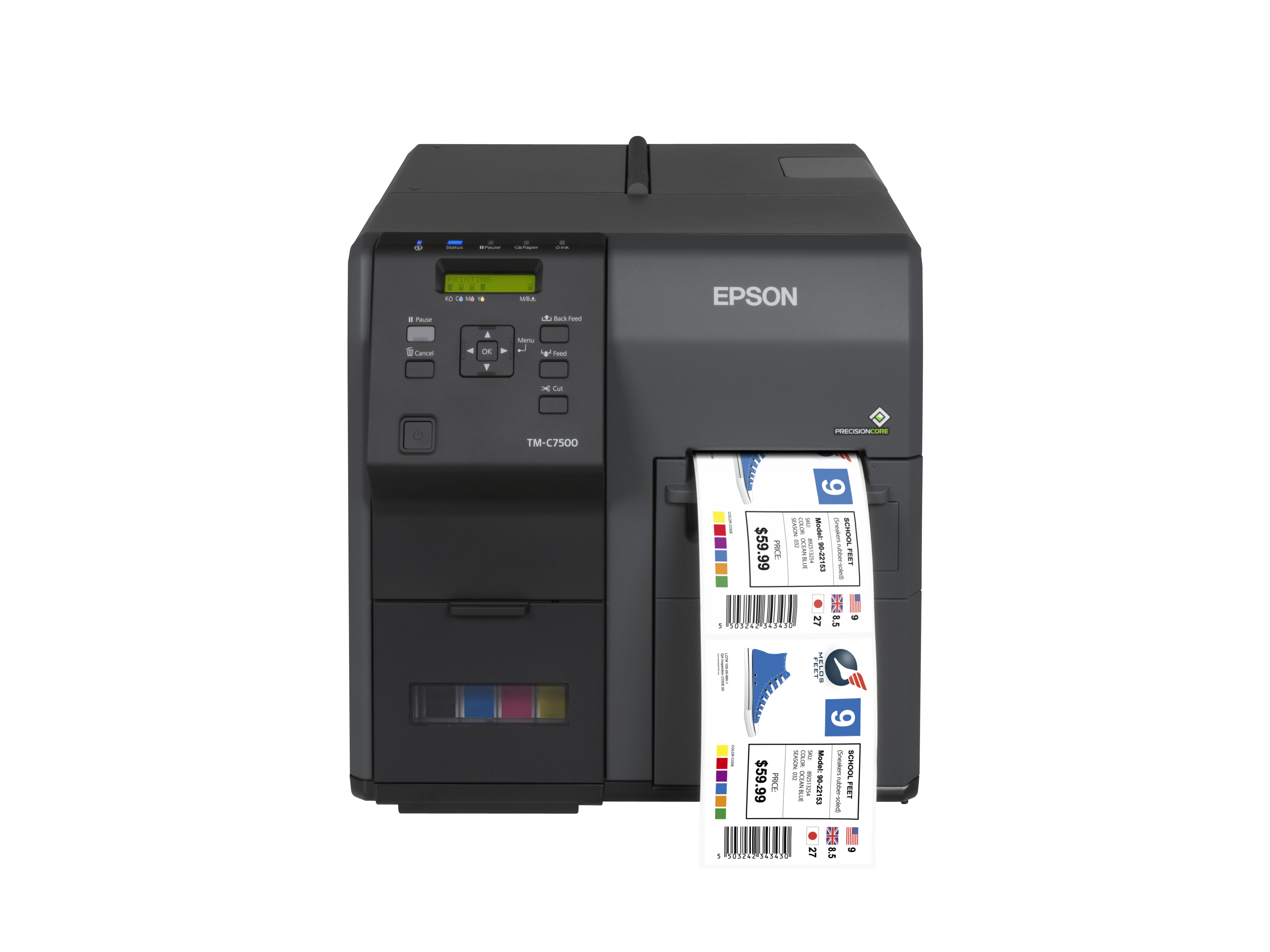 Ein Epson TM-C7500 Etikettendrucker druckt Schuhetiketten. Etiketten zeigen Preis und Schuhe Details. Der Drucker ist schwarz.