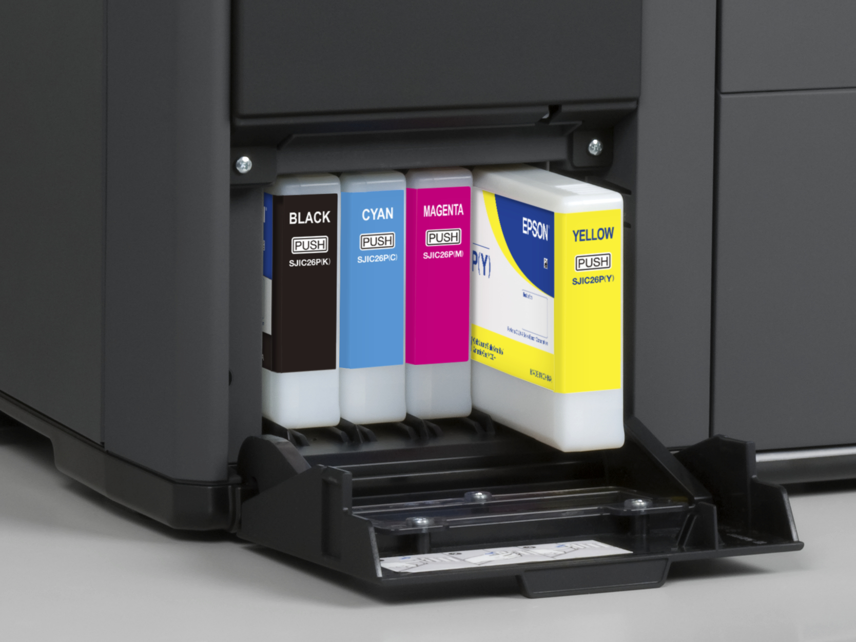 Drucker mit offenem Patronenfach. Sichtbar sind schwarze, cyanfarbene, magentafarbene und gelbe Tintenpatronen.