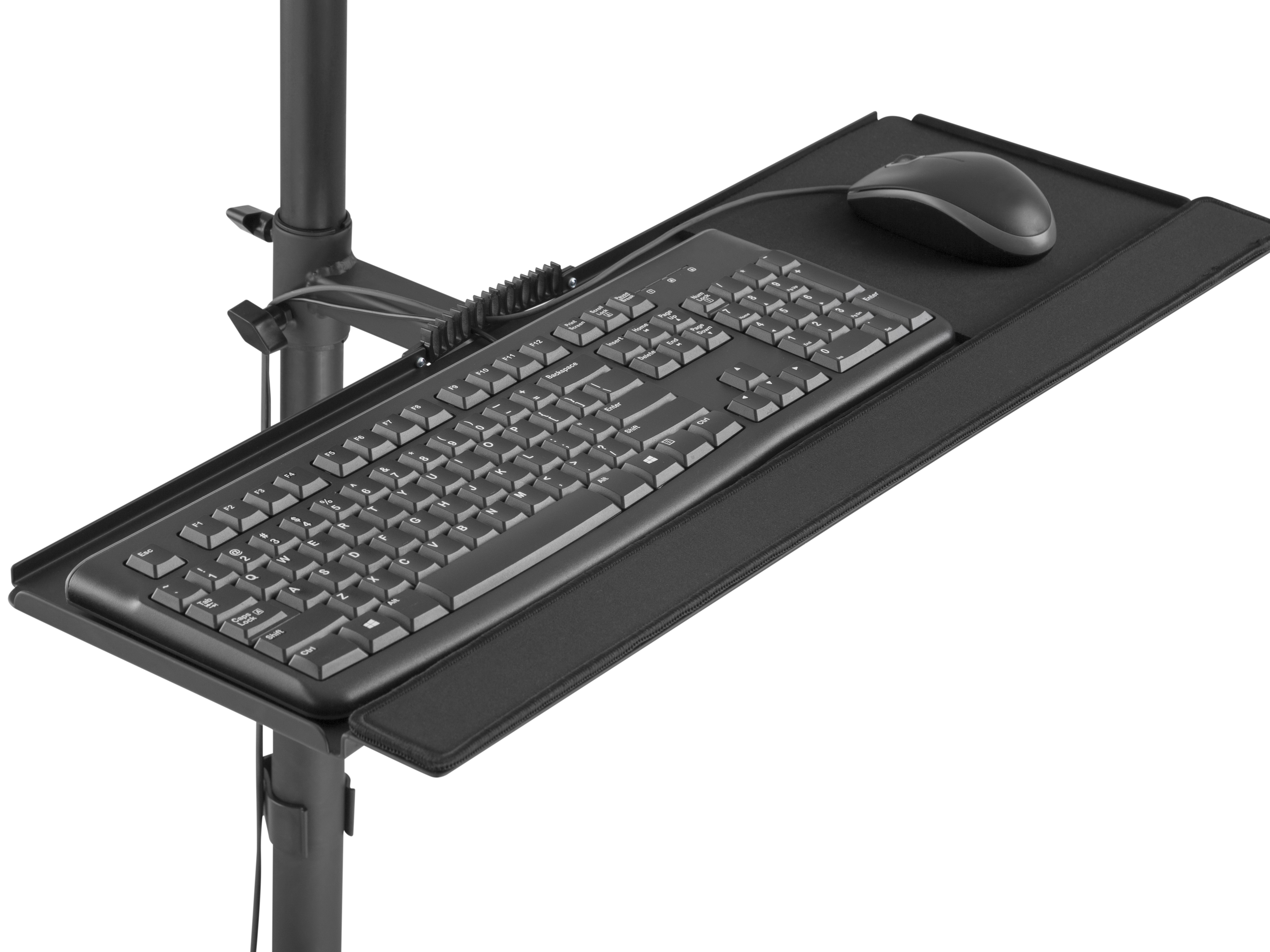 Tastatur und Maus auf schwarzem Tablett, montiert auf schwarzem Ständer. Weißer Hintergrund.