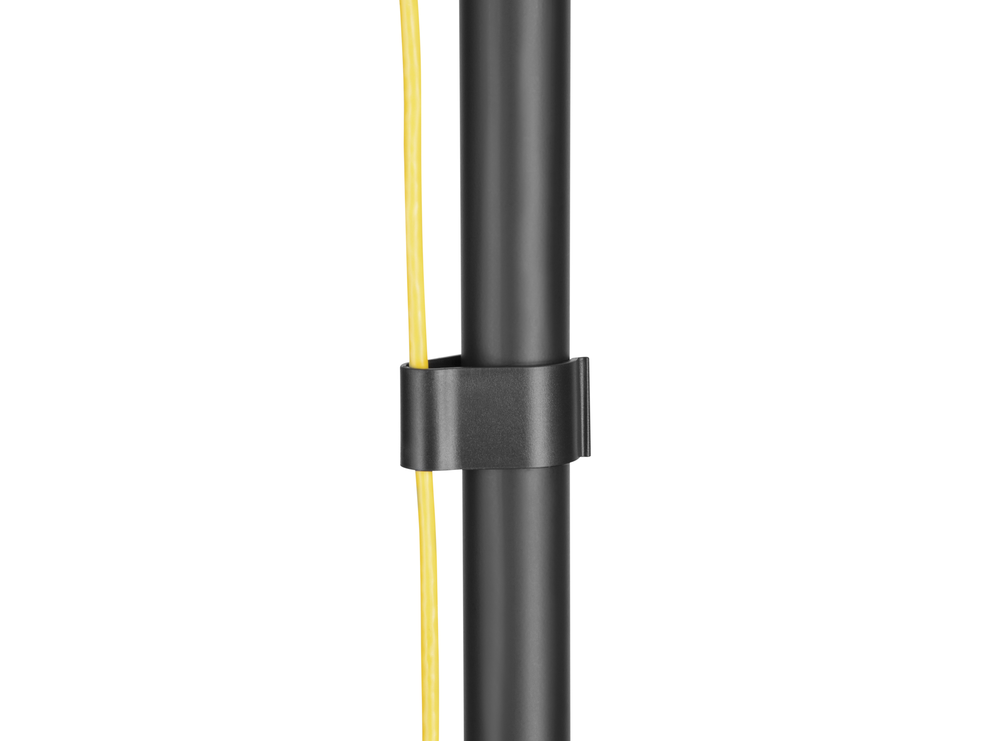 Ein gelbes Kabel verläuft durch einen schwarzen Halter, der an einer schwarzen Stange befestigt ist, vor weißem Hintergrund.
