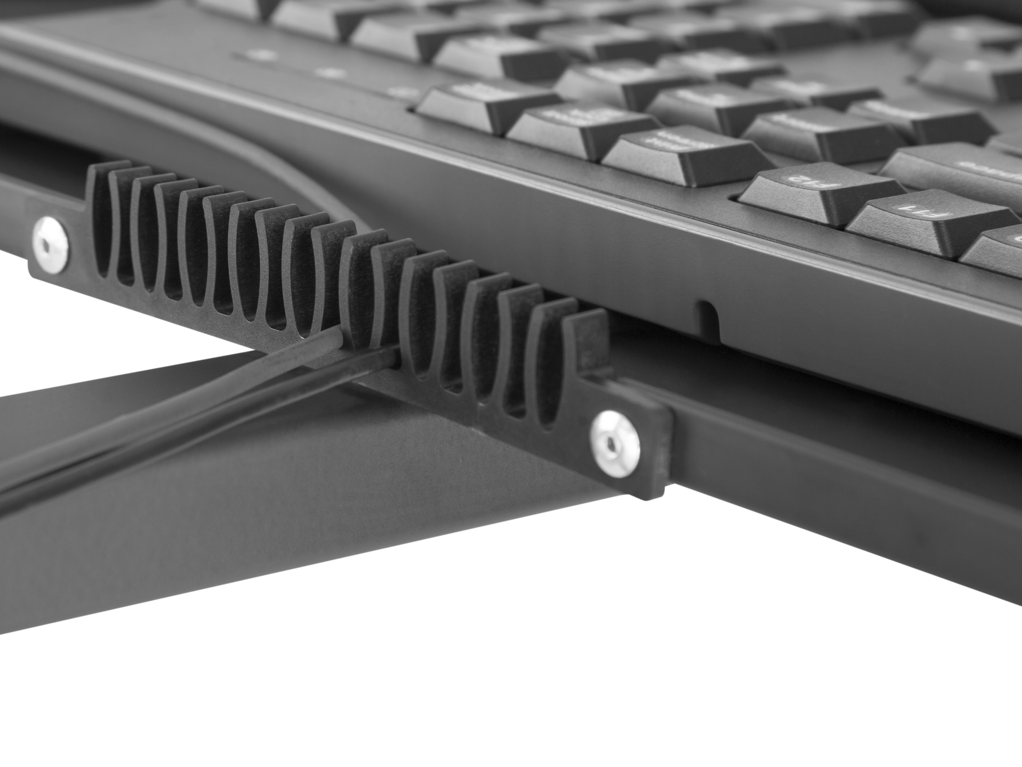 Nahaufnahme einer Tastatur mit schwarzen Tasten und einer tragenden Struktur. Die Tasten sind scharf, die Struktur unscharf.