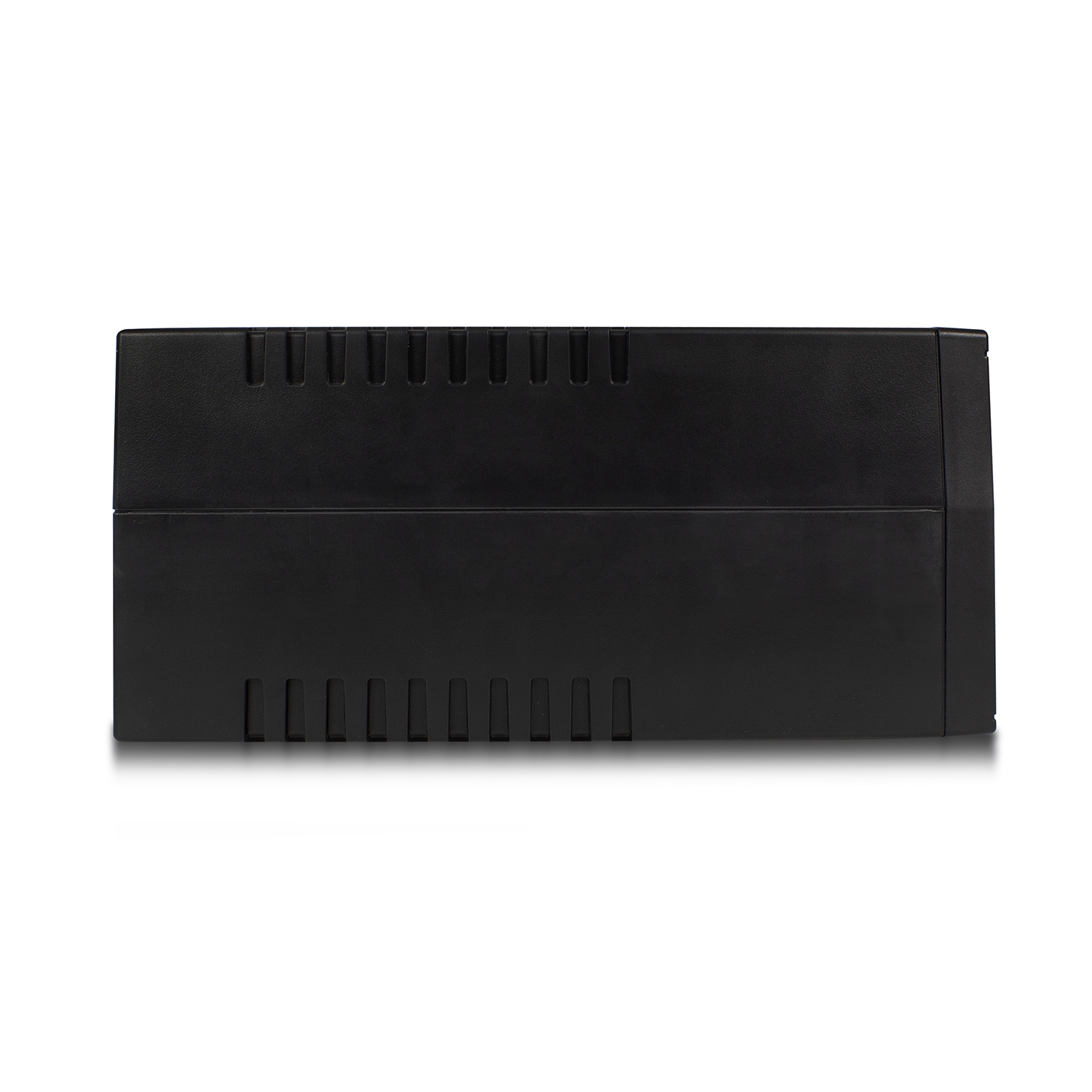 Un dispositivo rectangular negro, probablemente un SAI, sobre un fondo blanco. Tiene ranuras de ventilación y una superficie lisa.