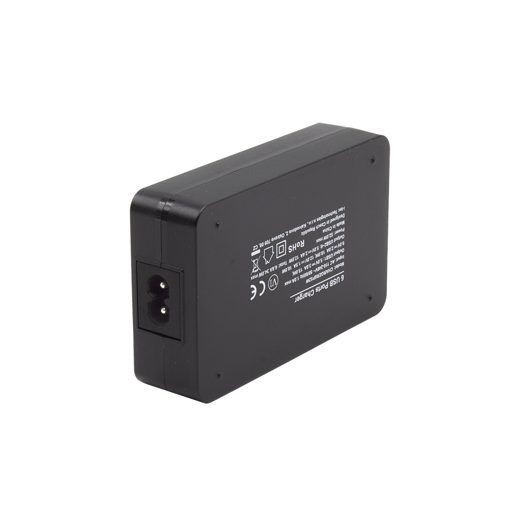 Ein schwarzes 6-USB-Anschlüsse-Ladegerät mit Text auf der Seite, einem zweipoligen Stromeingang und weißem Hintergrund.