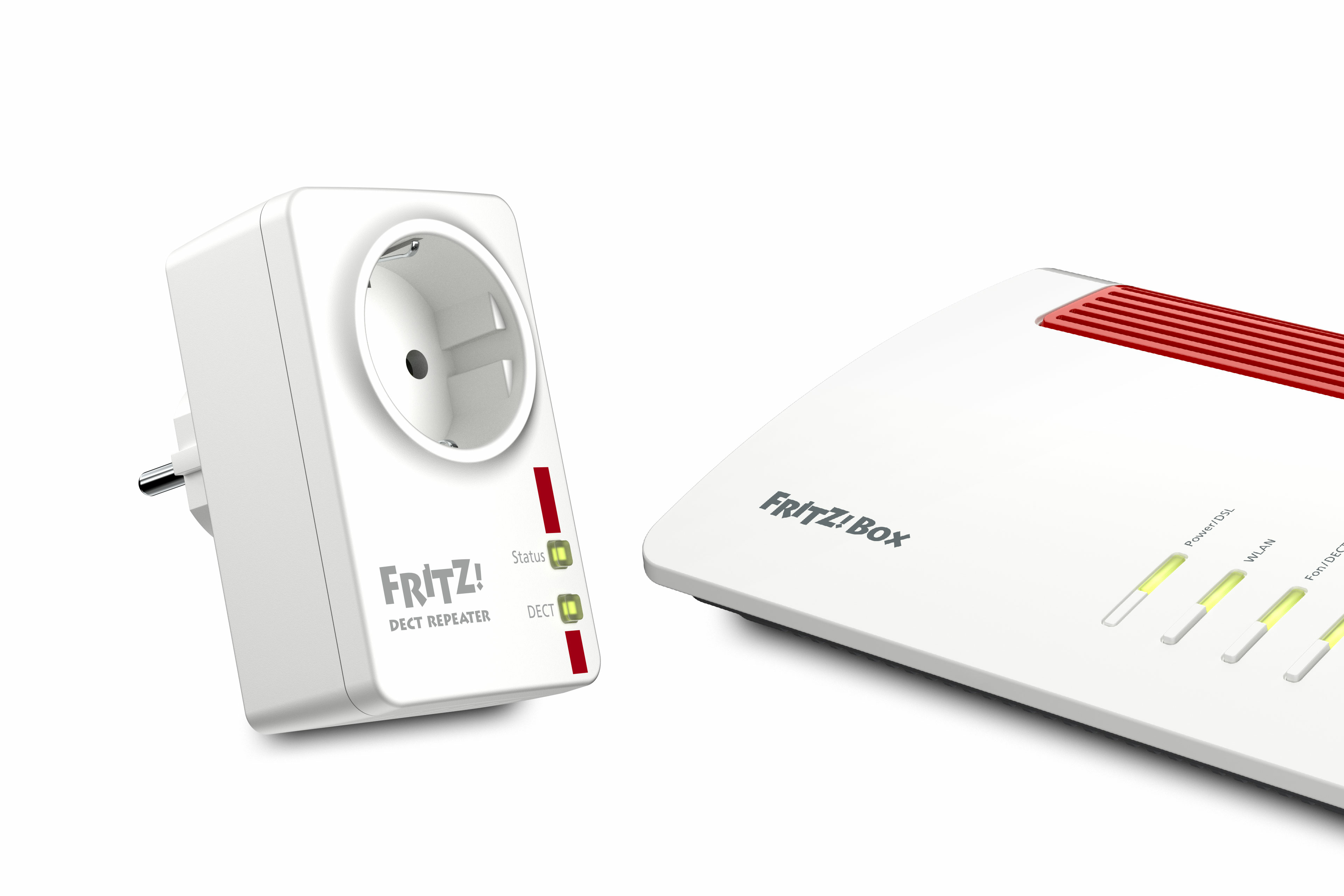 Un repetidor FRITZ! DECT blanco y un router FRITZ!Box blanco con detalles rojos sobre una superficie blanca.