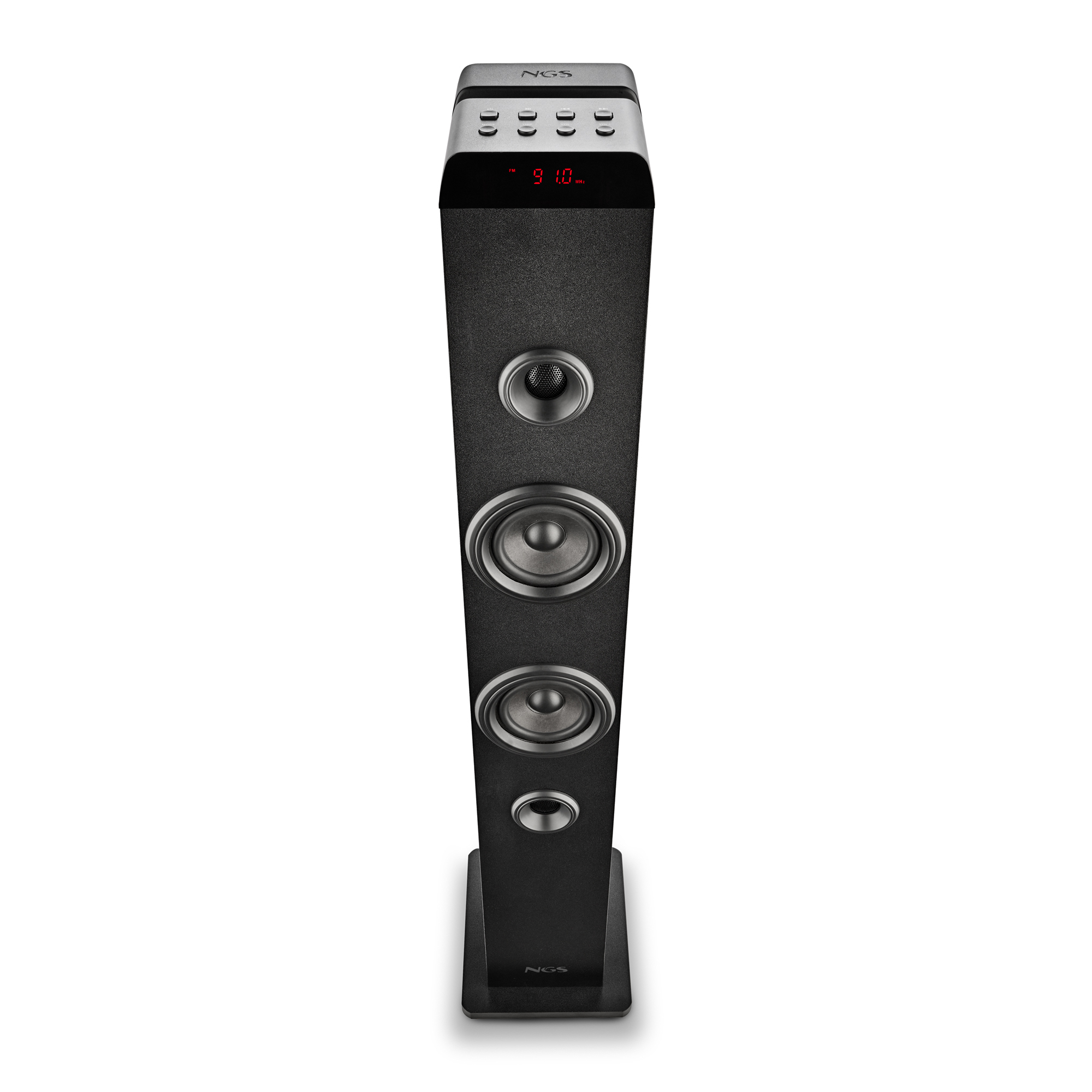 Un altavoz negro alto con conos de altavoz plateados. El altavoz muestra la hora en rojo. La marca es NGS.