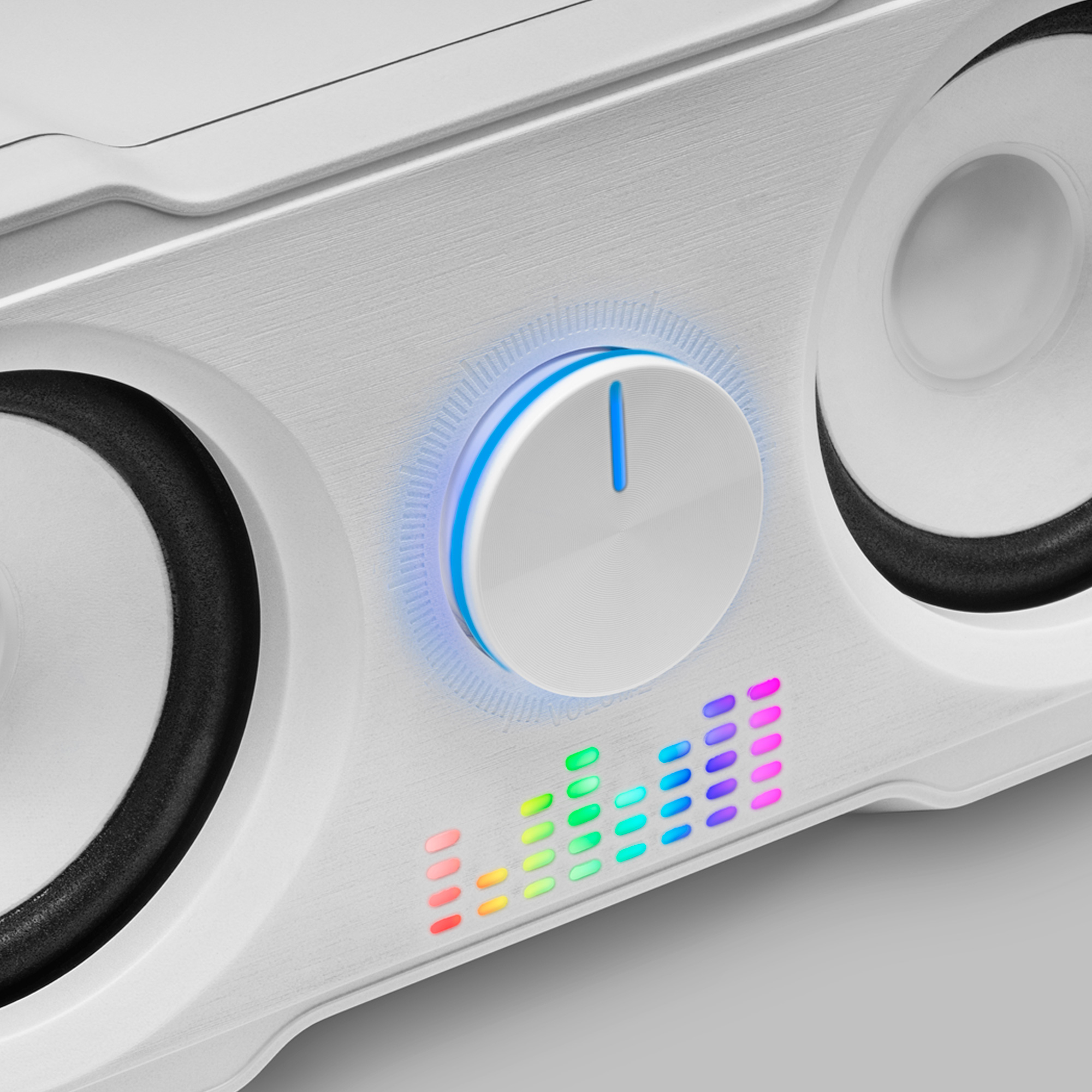 Primer plano de un altavoz blanco con una perilla de volumen y un ecualizador. La perilla tiene luz azul y el ecualizador luces coloridas.