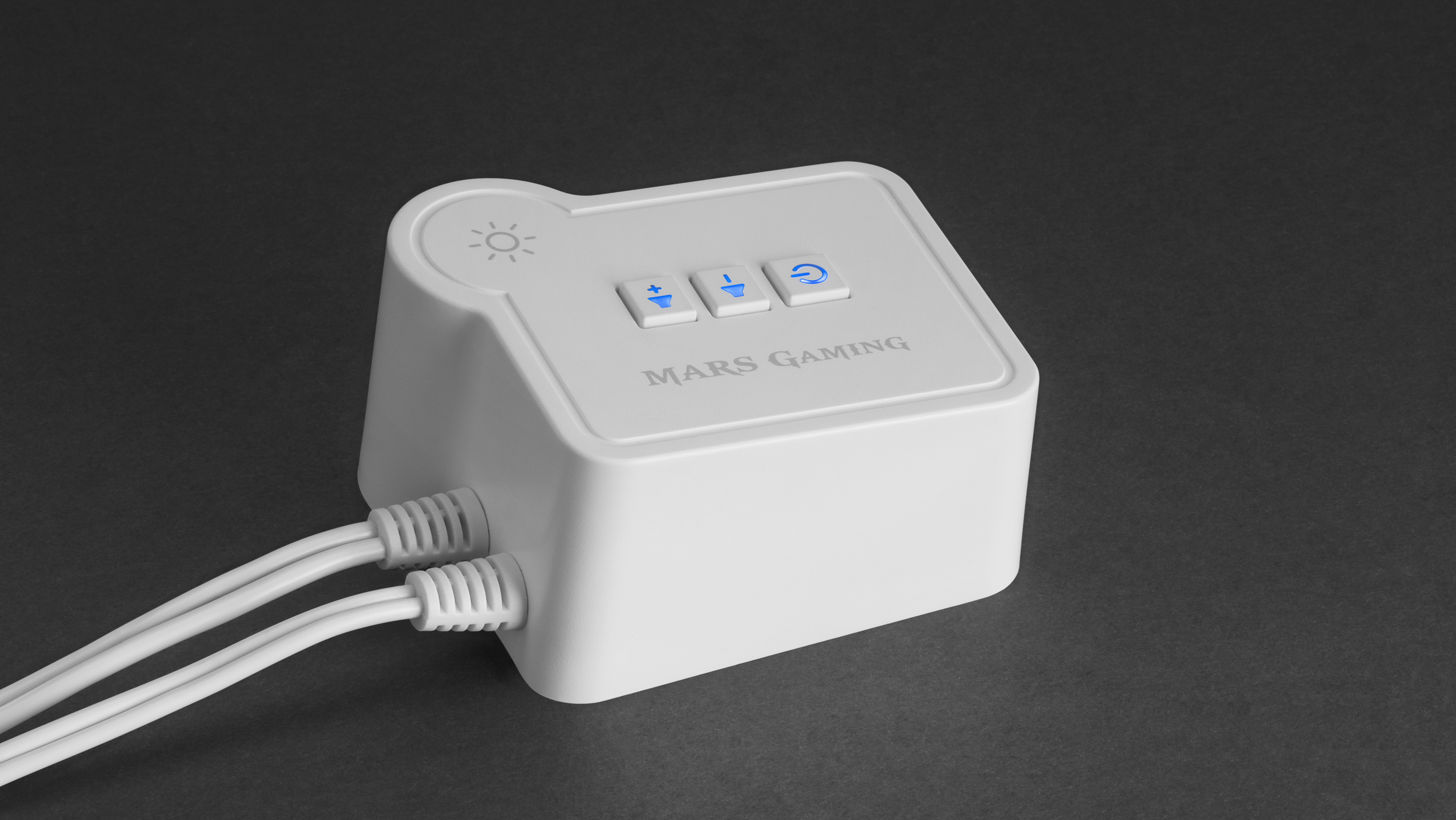 Dispositivo blanco Mars Gaming con botones y cables sobre una superficie gris. Tiene botones de luz, volumen y encendido.