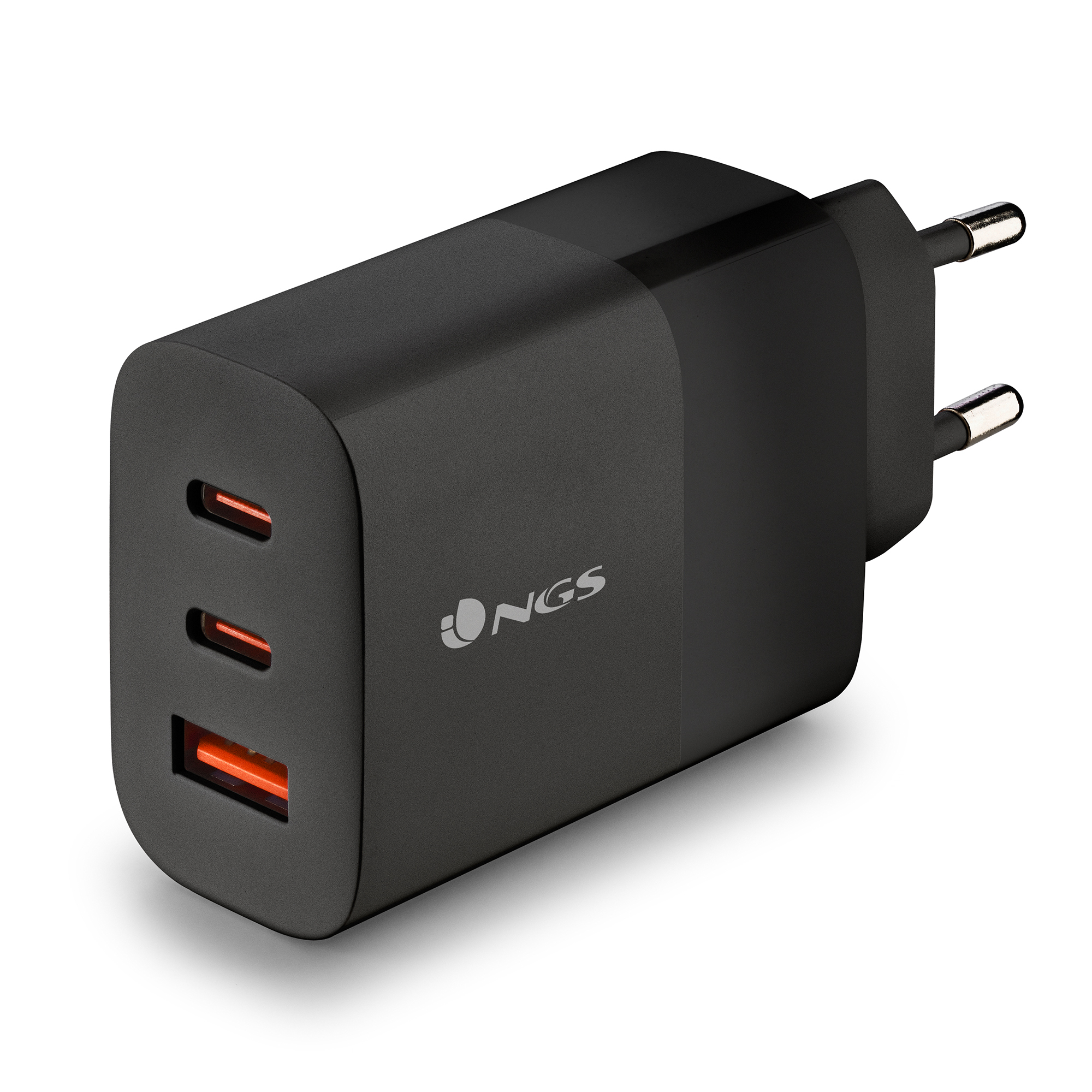 Un cargador NGS negro con tres puertos USB. Tiene dos clavijas metálicas para enchufar a una toma de corriente.