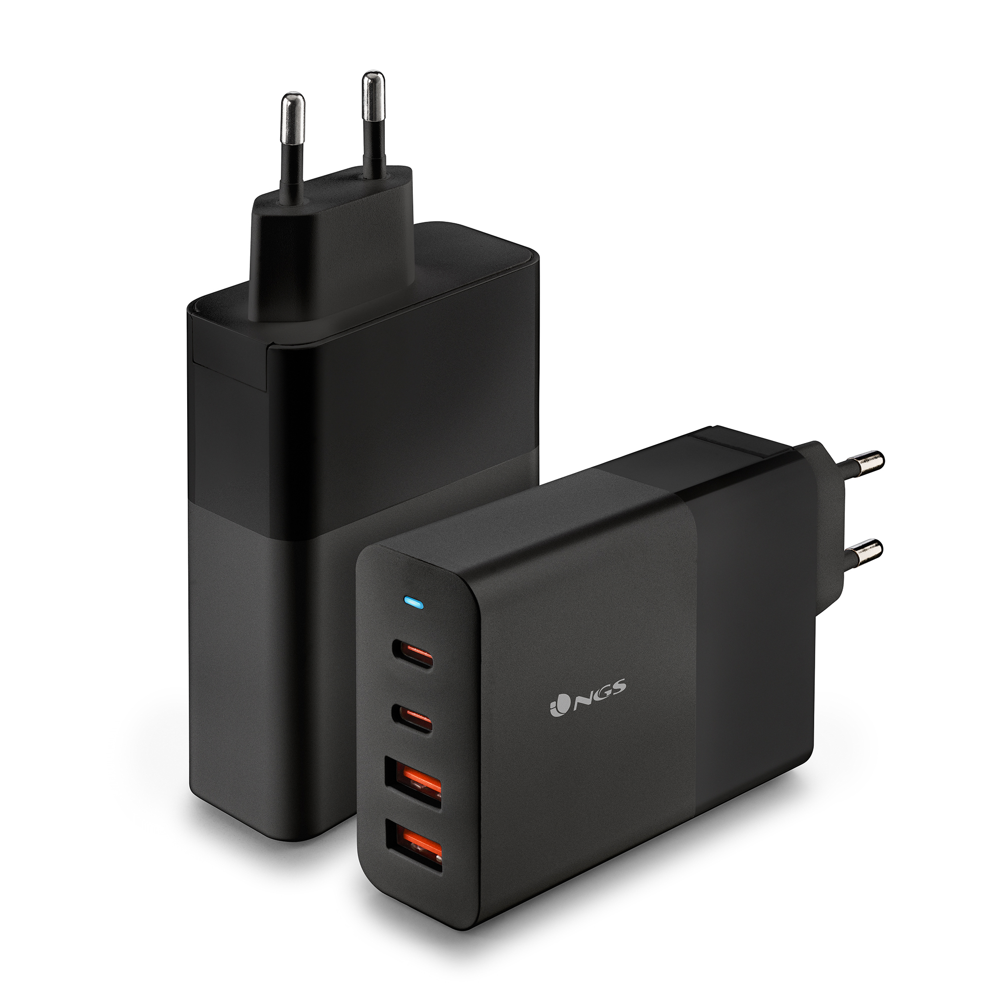 Dos adaptadores de corriente negros. Uno tiene tres puertos USB con interiores naranjas y el logotipo de NGS.