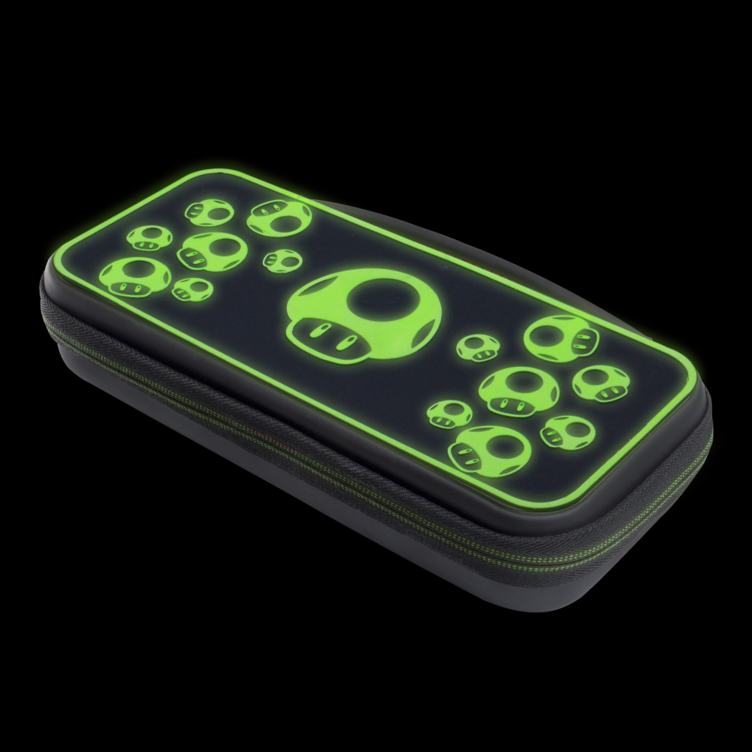 Eine schwarze Nintendo Switch-Hülle mit einem grün leuchtenden Pilz-Design. Der Reißverschluss ist grün. Vor schwarzem Hintergrund.